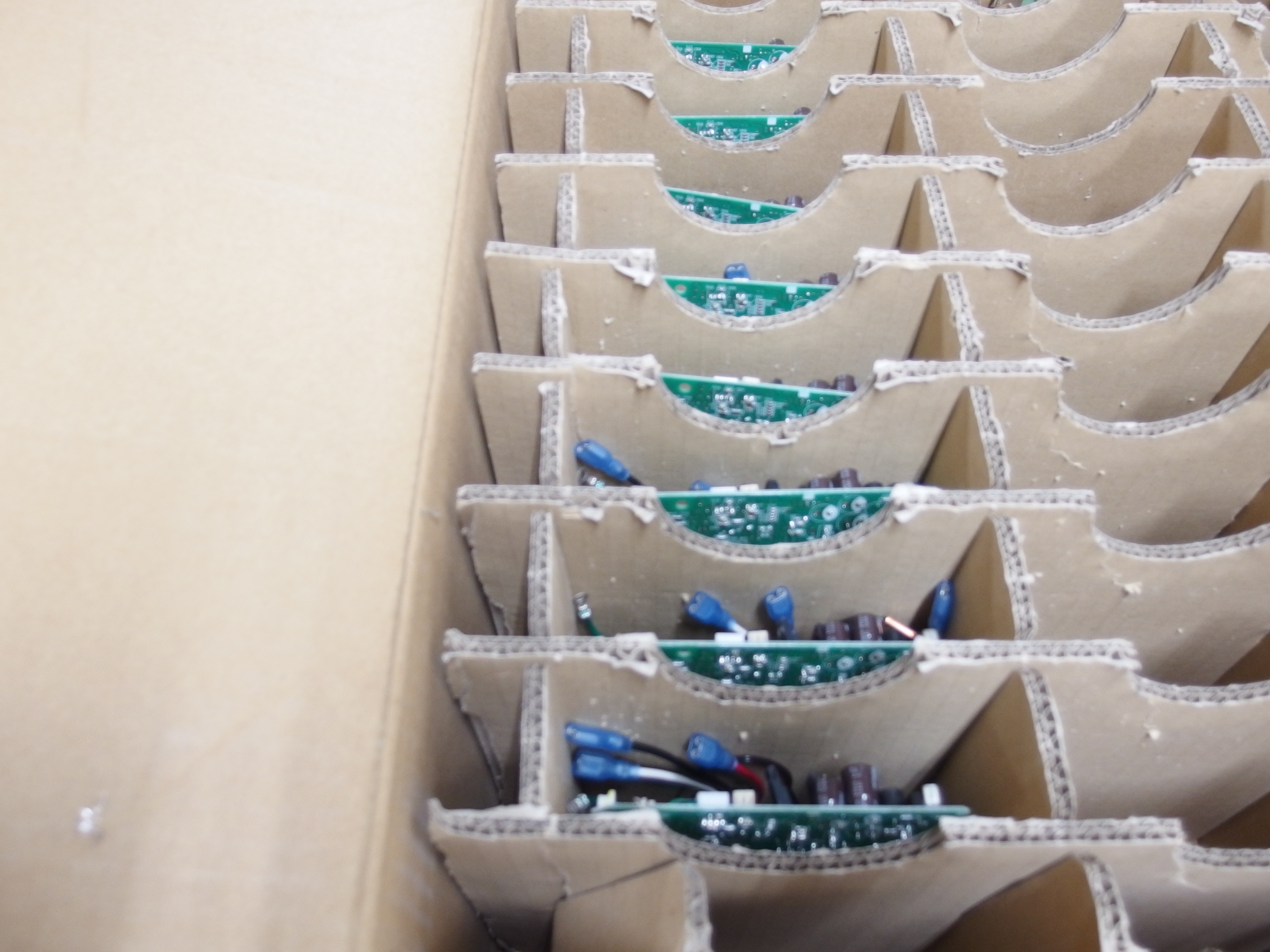 基板の壊れる原因を排除した梱包