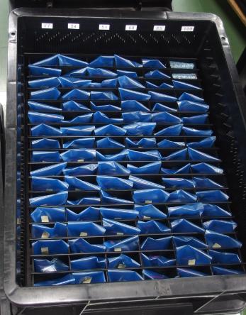 電子部品がついた基板：専用の通函箱