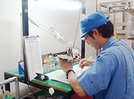 実装済み基板を目視確認