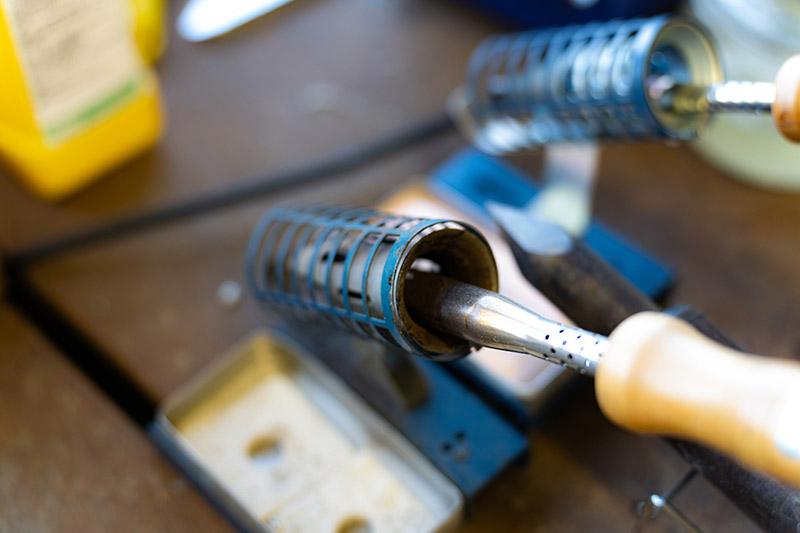 はんだで配線を繋ぐ際の注意点:はんだごて置き台を用意する