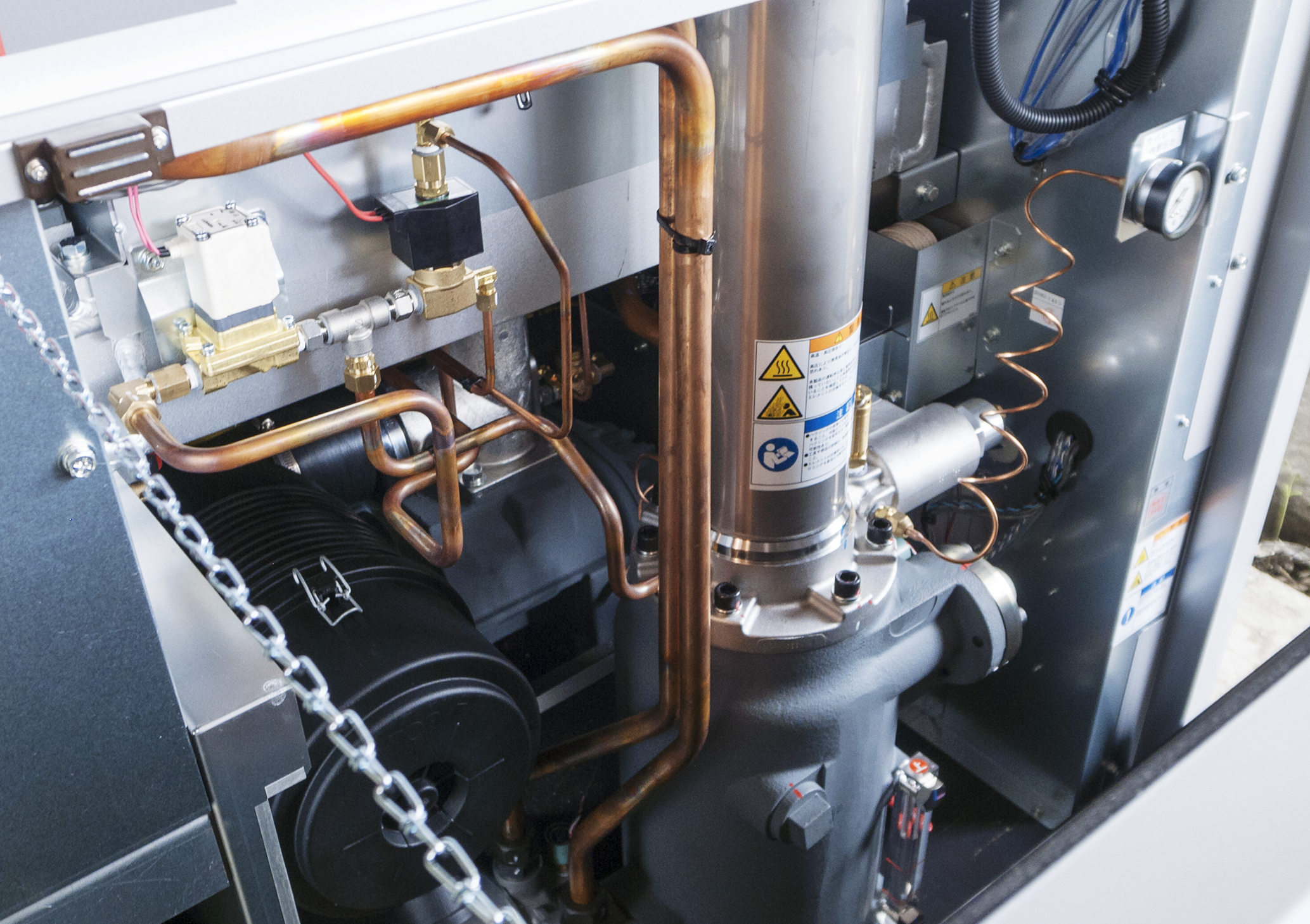 現場に設置された産業用コンプレッサ（空気圧縮機）の内観