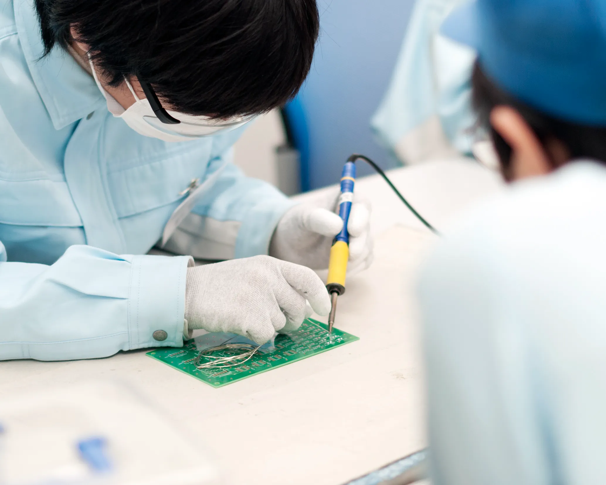 基板実装は、基板に電子部品を取り付ける仕事