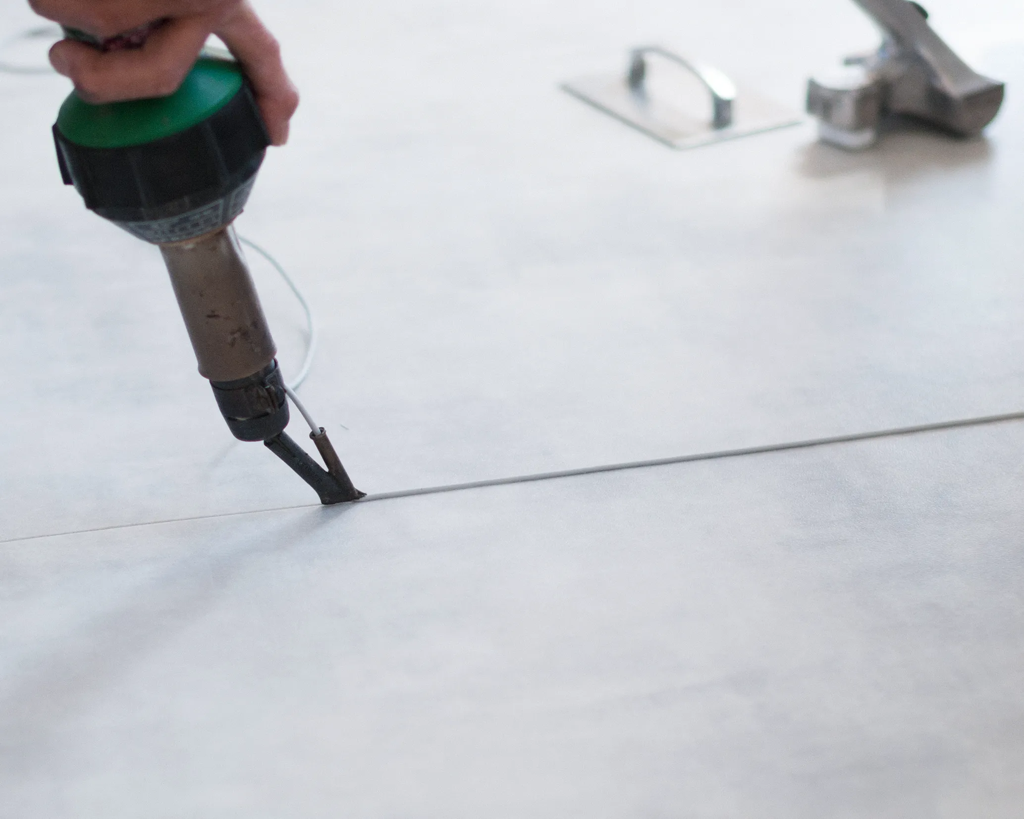 床板のシーリング(コーキング)。会議室と食堂の改修を進めています。