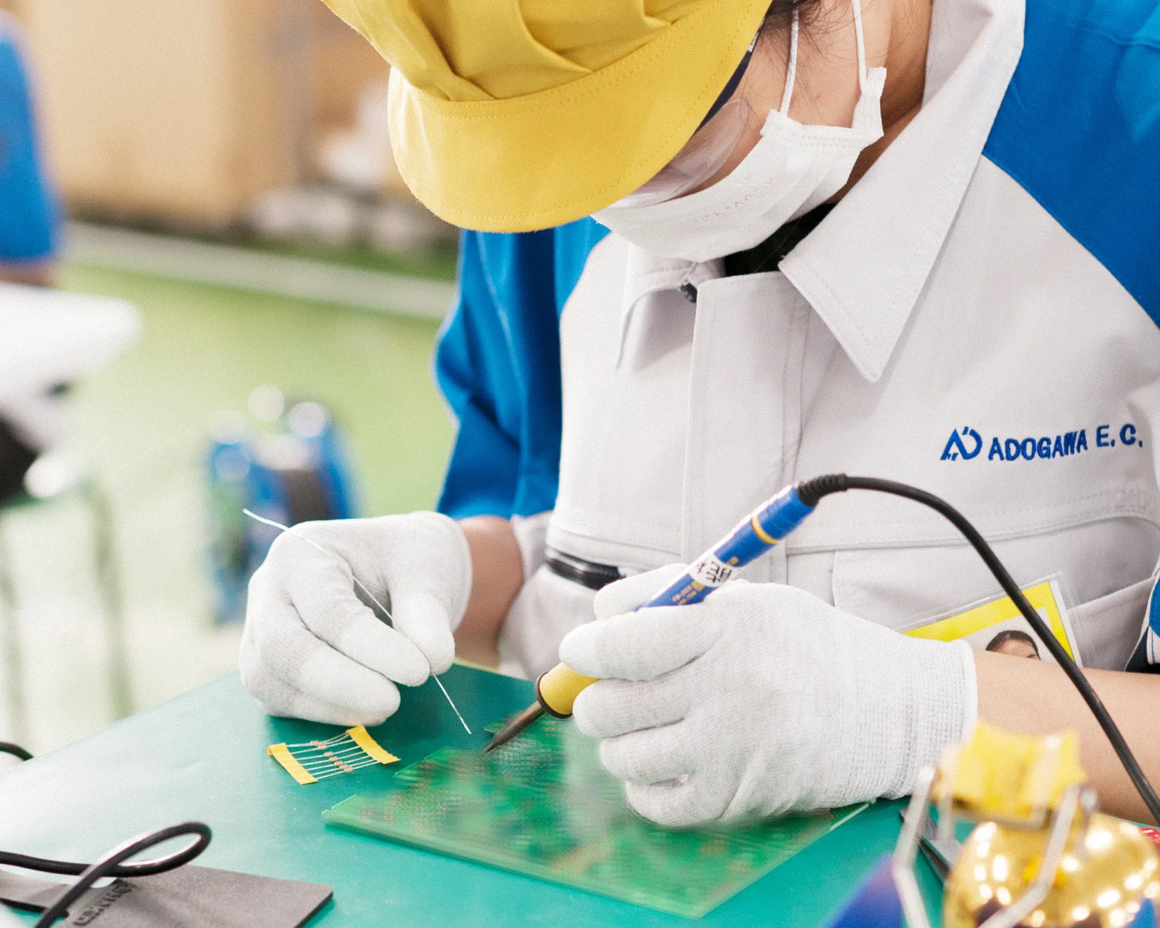 はんだ付け指導。新人教育の大半は、先輩社員が講師となって実施されます。そこで大切なことが、教える内容に関する知識と教え方に関する知識です。