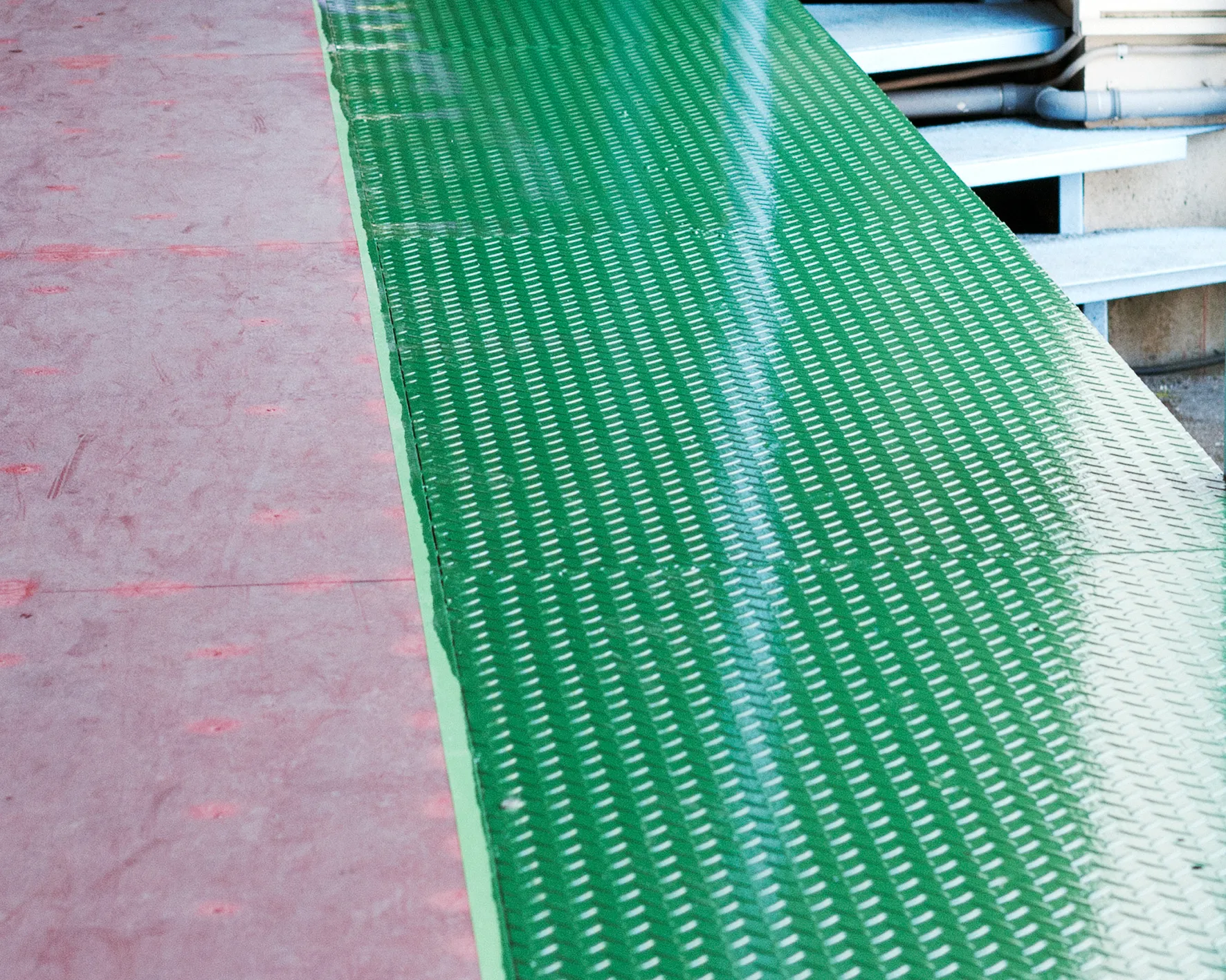 床板の張り替え、塗装は大詰め。塗装は、付近の柱が映(うつ)り込むほど