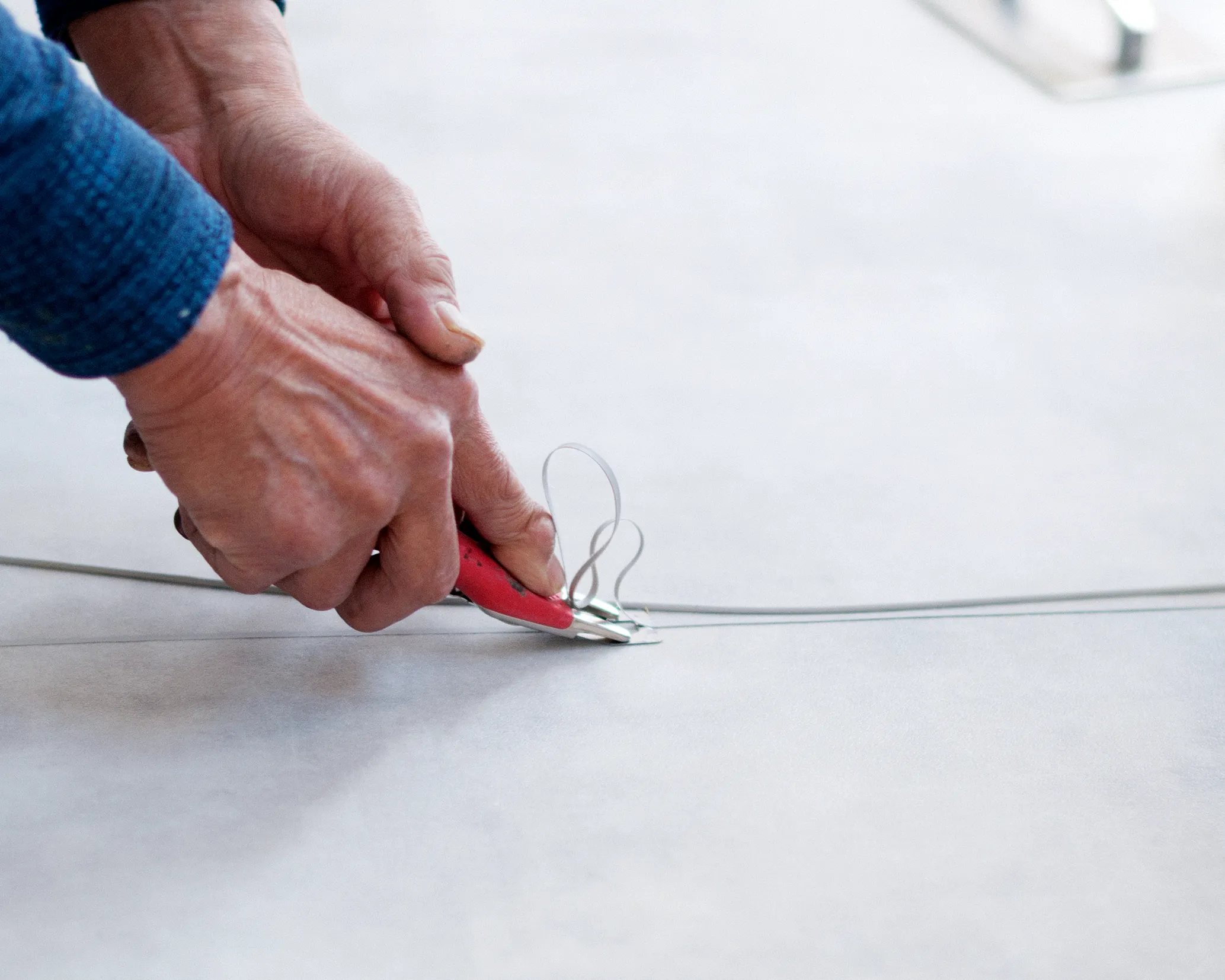 床板のシーリング(コーキング)。会議室と食堂の改修を進めています。