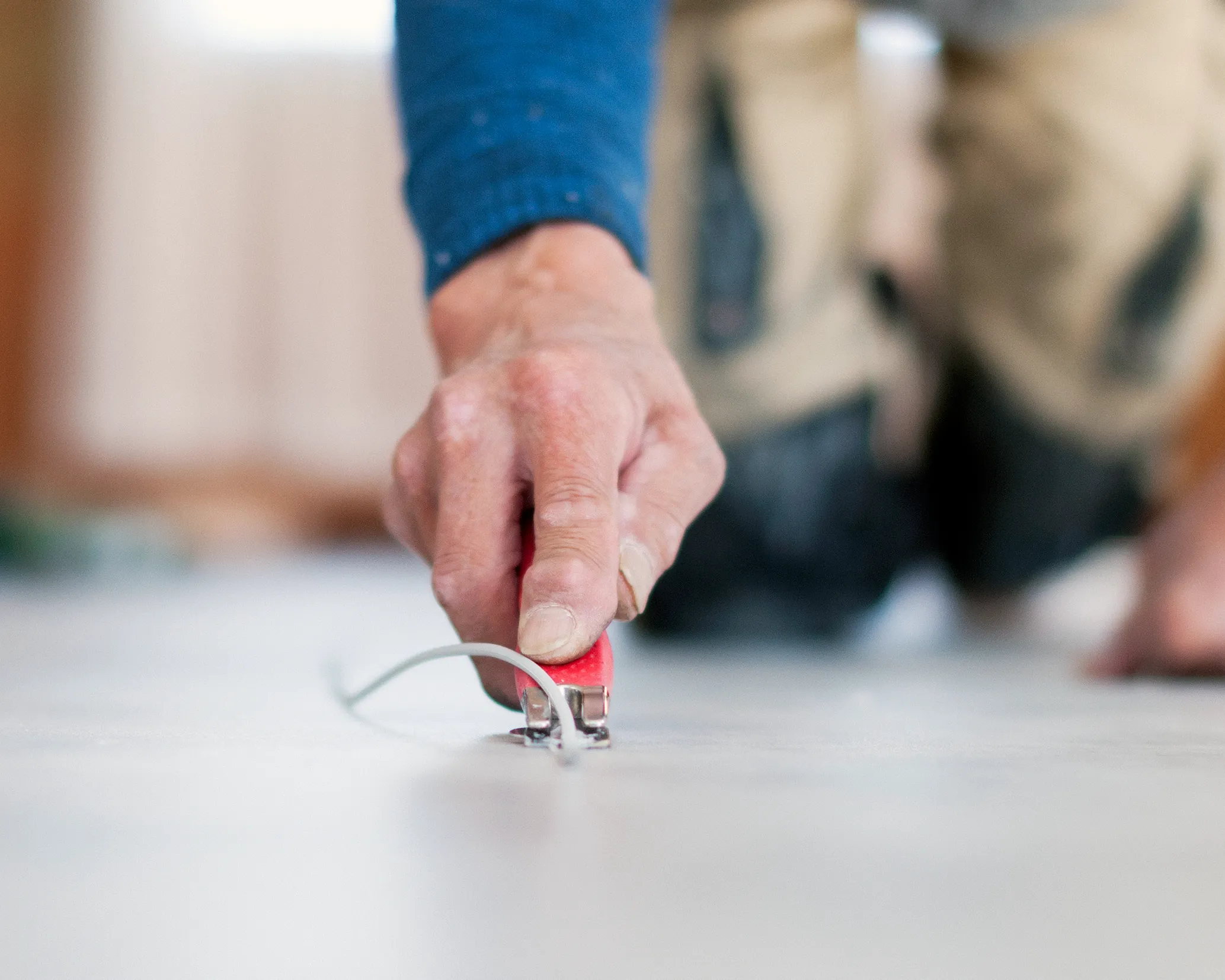 床板のシーリング(コーキング)。会議室と食堂の改修を進めています。
