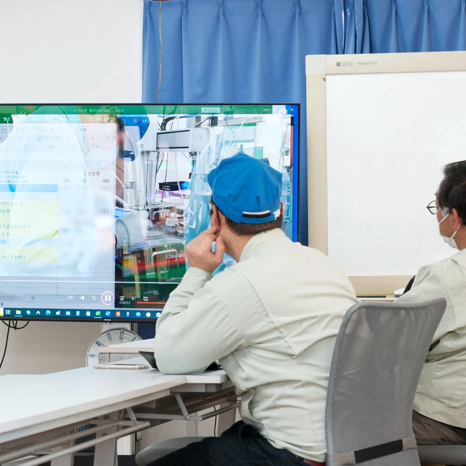 会議室にはモニター(65インチ)を設置して、情報や目標を見える化し、従業員の向かう先を合わせるために使います。