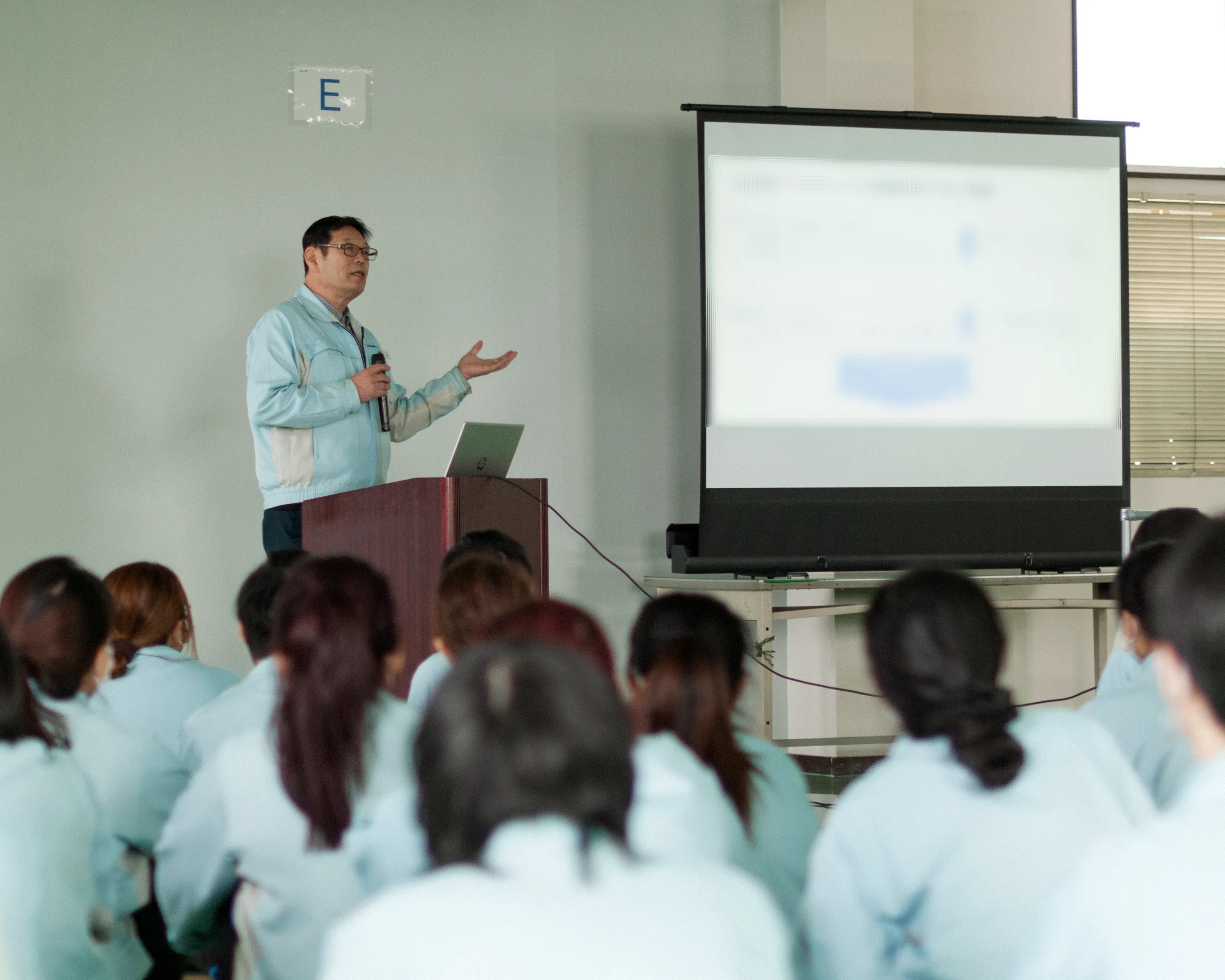 56期下期の決起集会を開催しました。お客さまに満足いただくために、経営と現場が一体となって、誇りをもって働ける職場づくりに挑戦します。