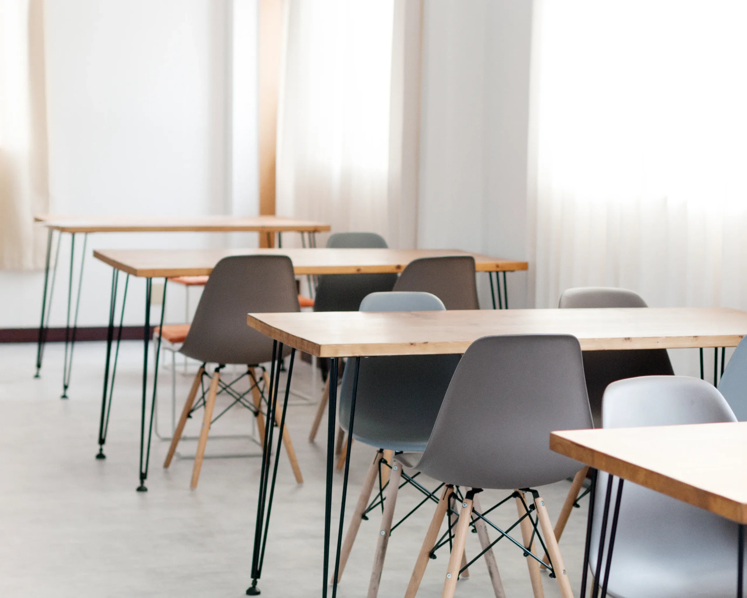 4月の風は光り、5月の風は薫(かお)るといわれます。休憩時間に窓を開けて外の空気を吸うと、気分が晴れます。