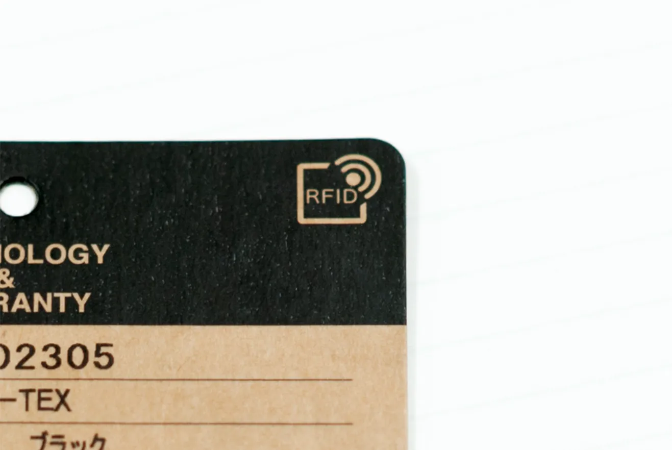 RFIDがついた商品タグが増えました。RFID(無線周波数識別/Radio Frequency Identification)は、電波を使ってタグのデータを非接触で読み書きするシステムです。