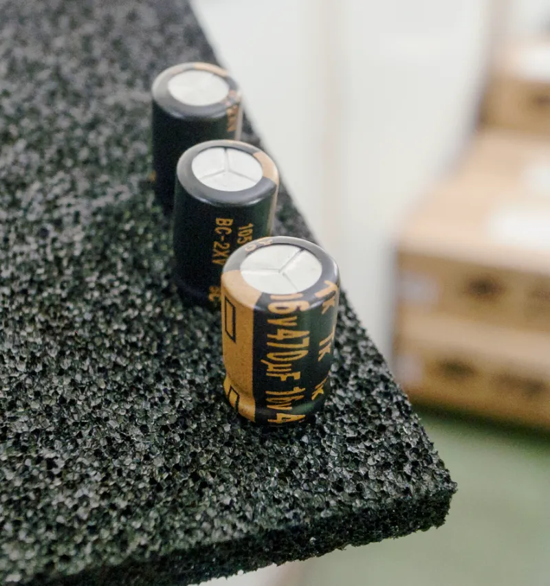 電子部品を守るための安曇川電子工業の静電気対策：導電性スポンジ