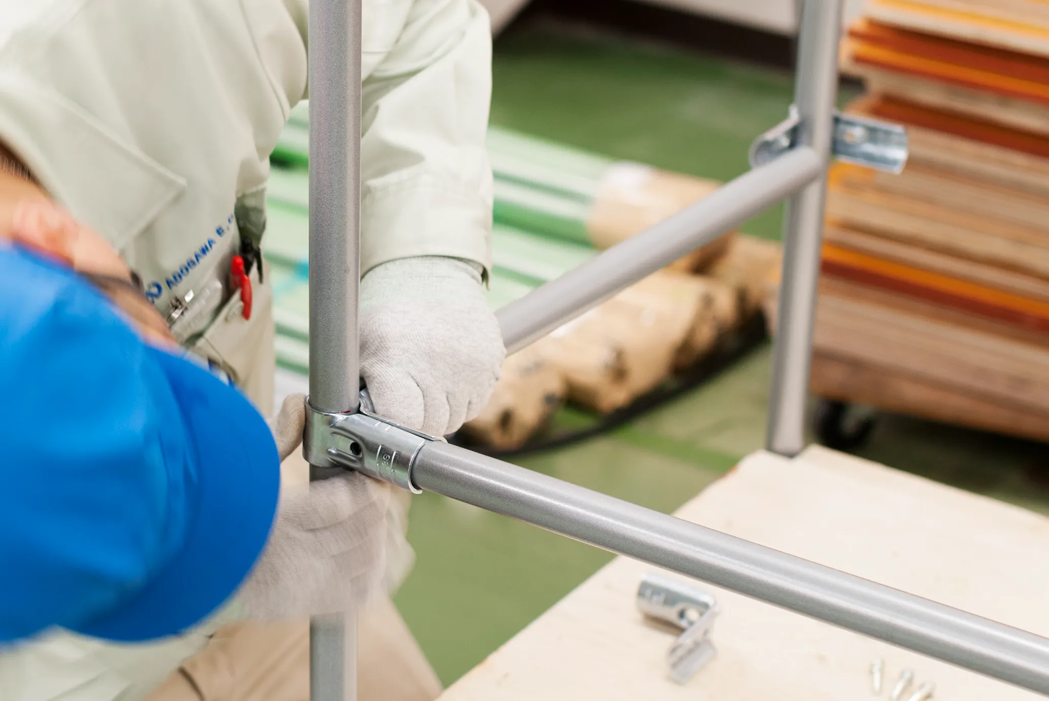 電子部品収納棚を、部品サイズや収納量に応じて社内で制作