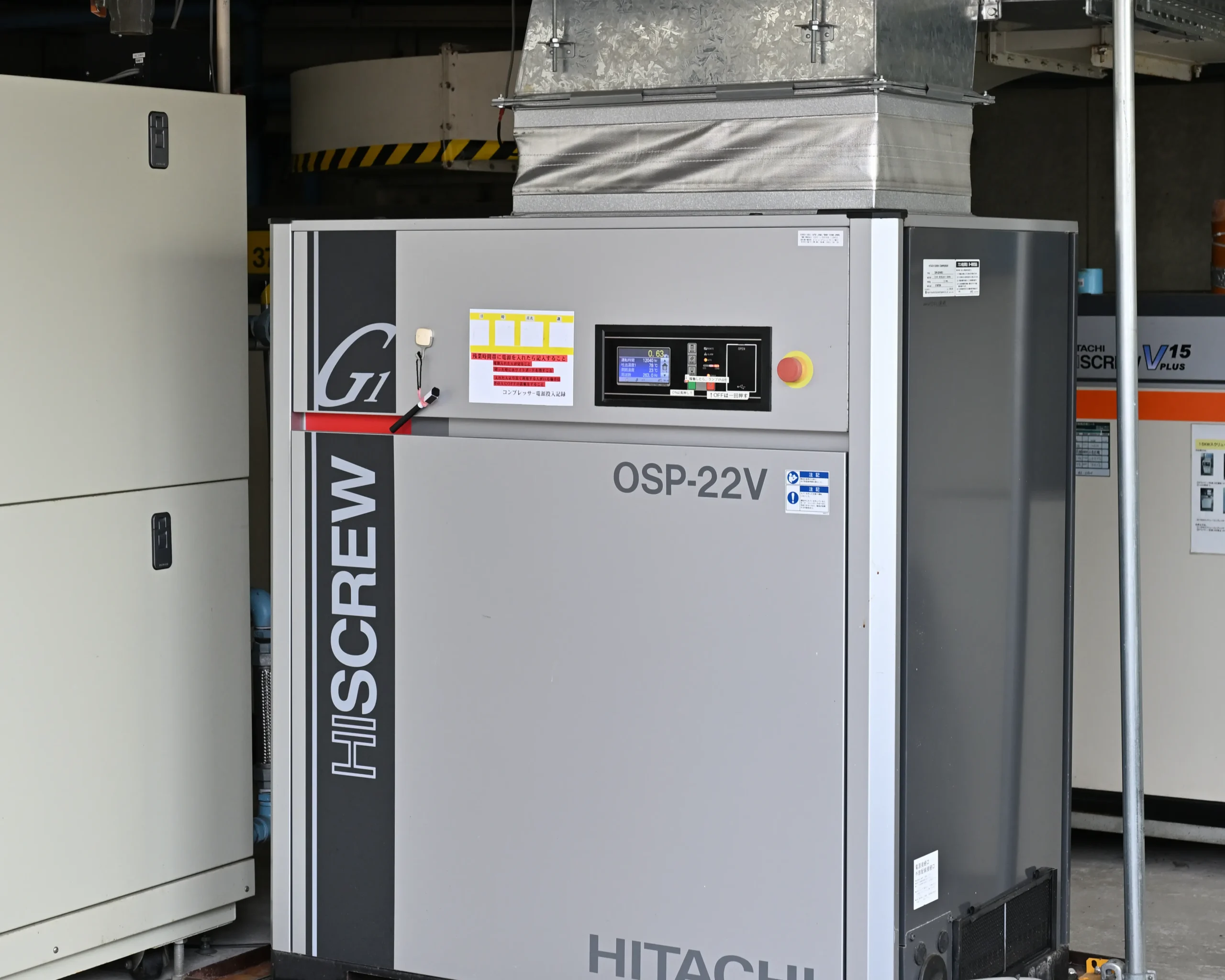 現場に設置された産業用コンプレッサ（空気圧縮機）の外観