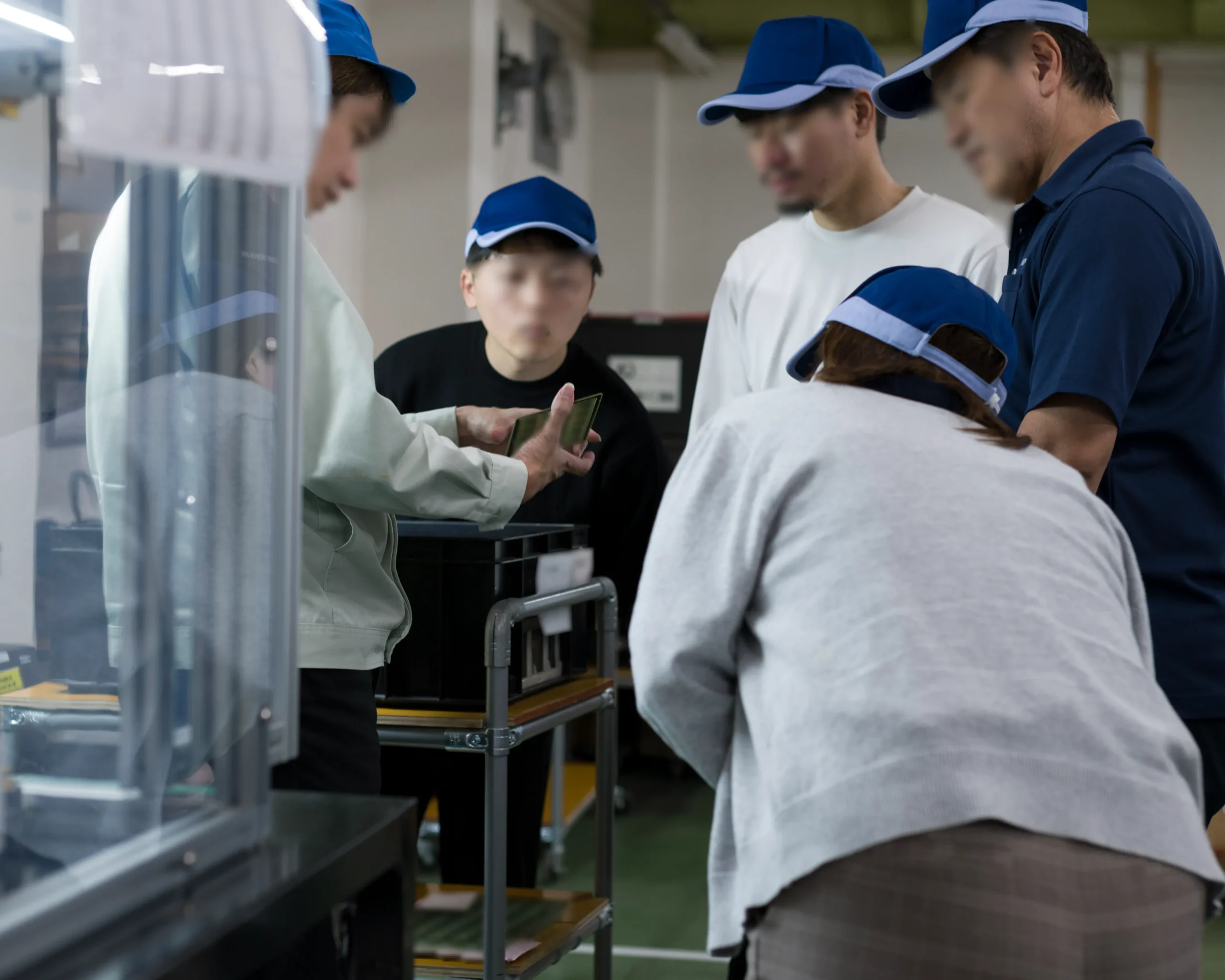 シルク印刷により部品位置や型番が明示されたプリント基板を確認する様子