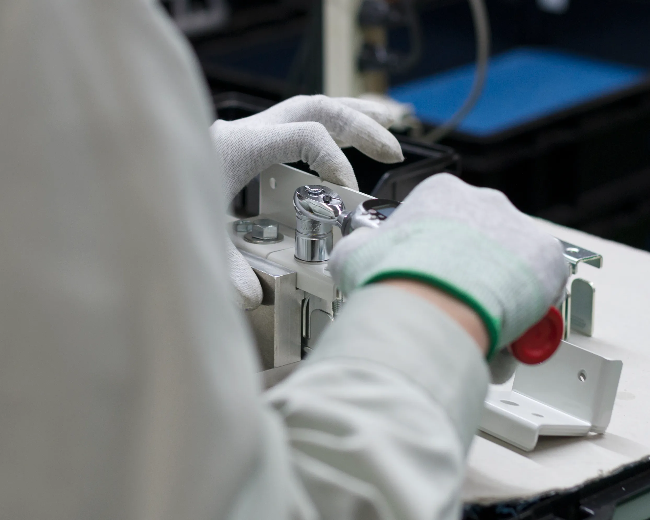 アドガワエレクトロニクスのユニット組立作業。部材を専用ケースで管理し、順番と個数を仕組み化して高品質な構造体を組み立てている様子。