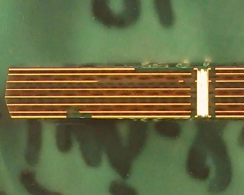 めっき処理で導電性を付与して、多層基板の配線接続を可能にする