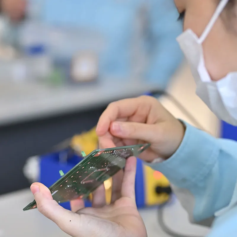 プリント基板に開いている壁穴