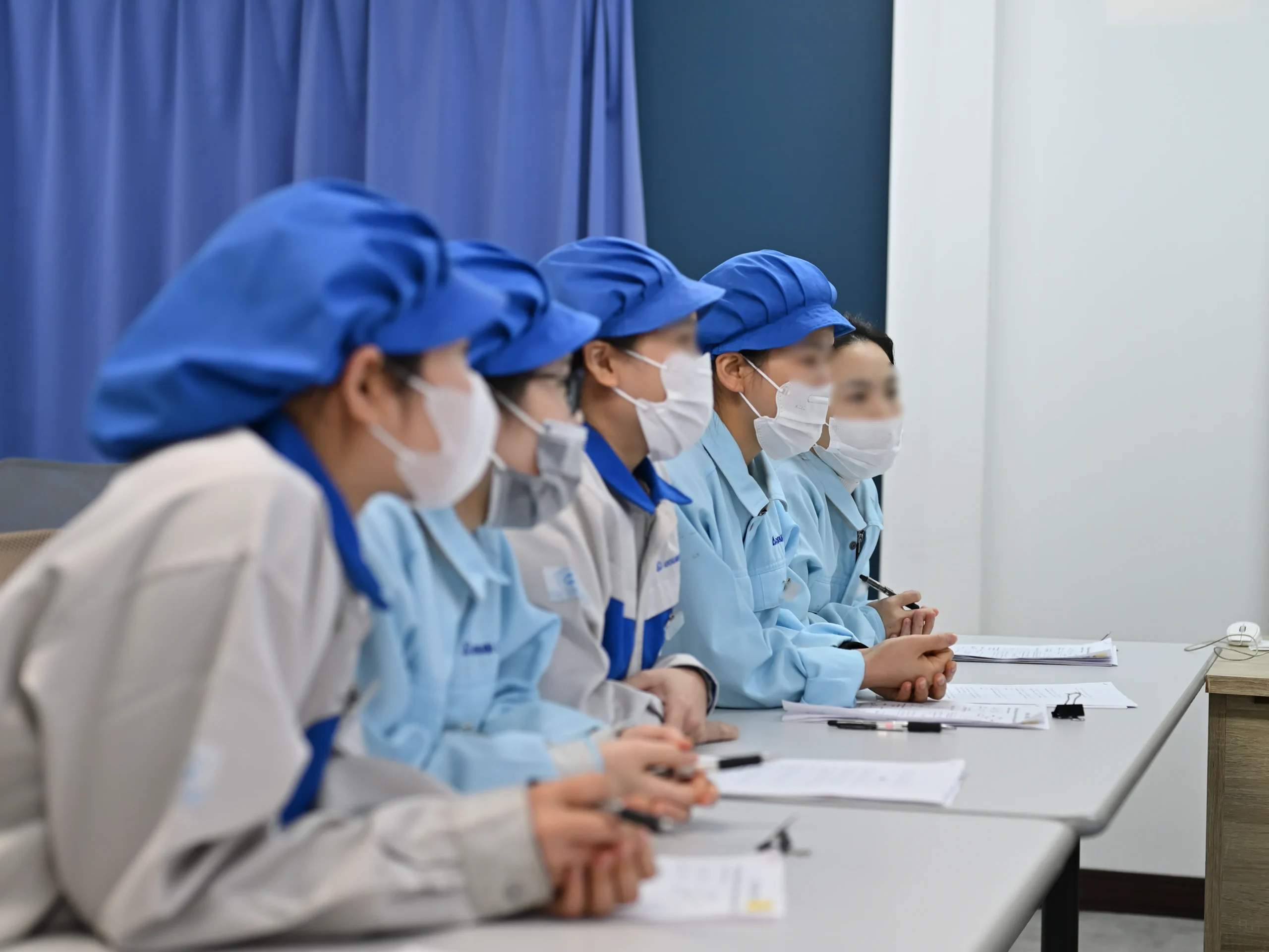 社内コミュニケーションを取り合い、信頼関係を築くスタッフの様子