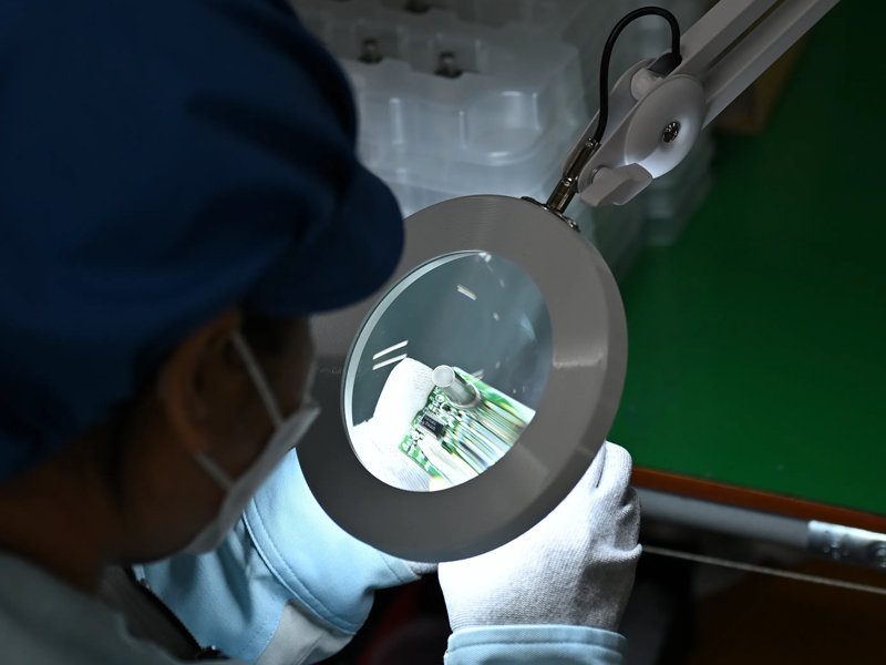 プリント基板に表面実装されるコンデンサとは？種類や実装時の注意点