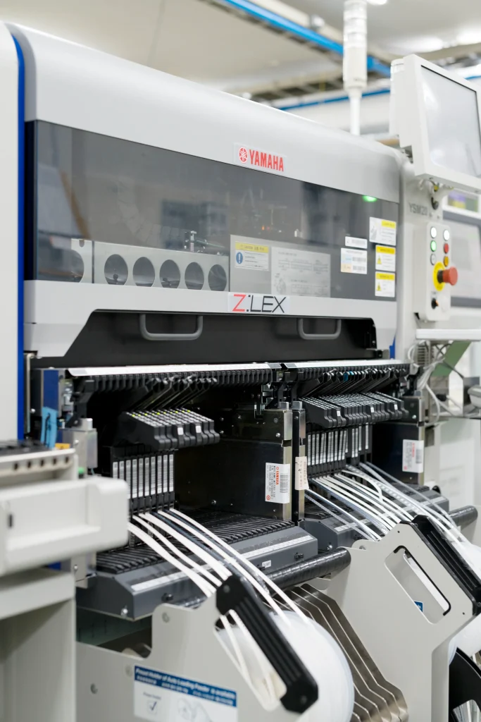 チップ部品を搭載するマウンター（表面実装機）