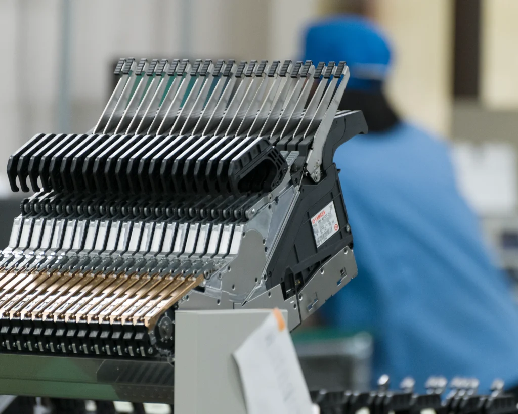 表面実装機にセットされたカセット