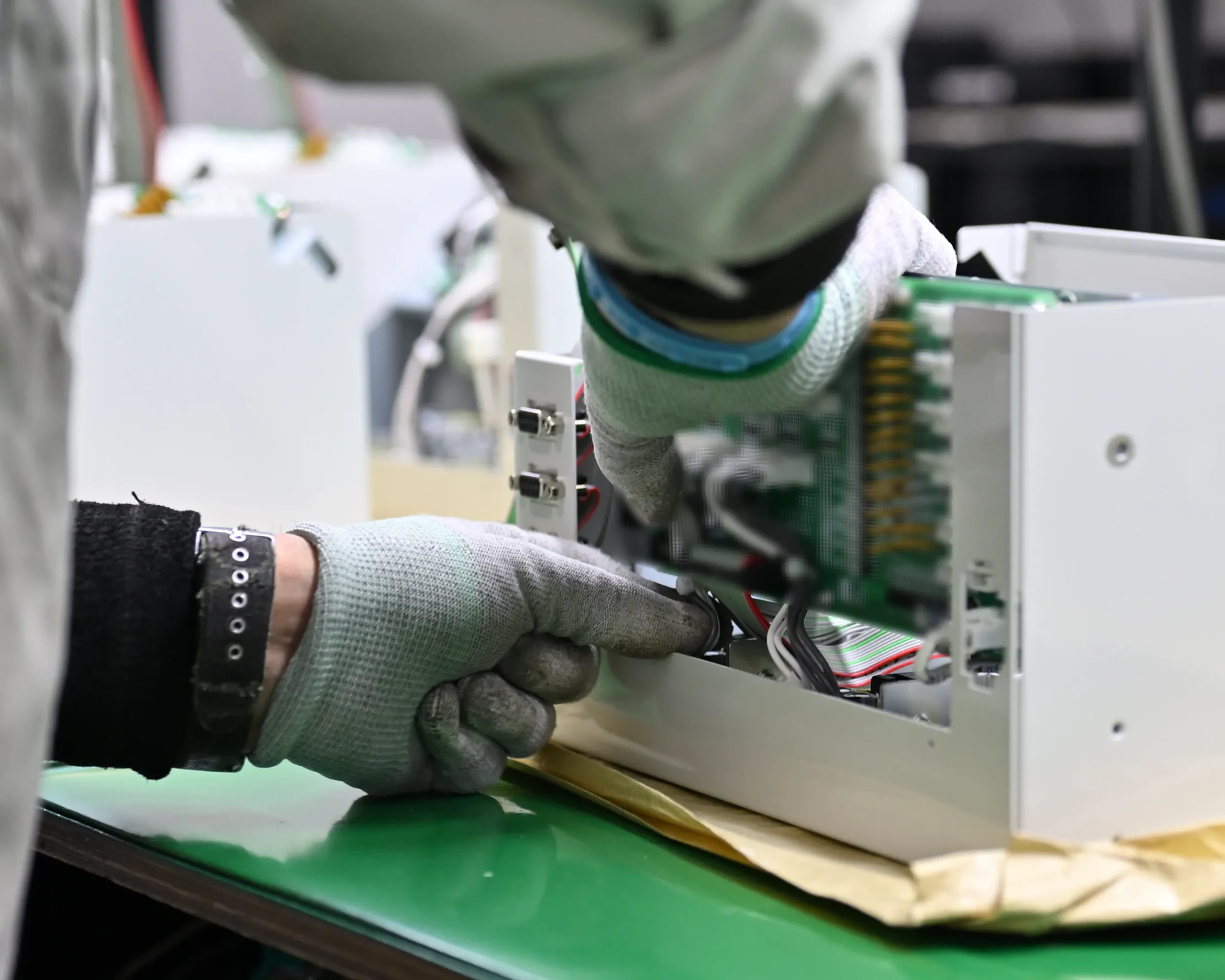 組立作業中のユニット製品。標準化された工程により品質のバラつきが少なく、メンテナンス性にも優れている。