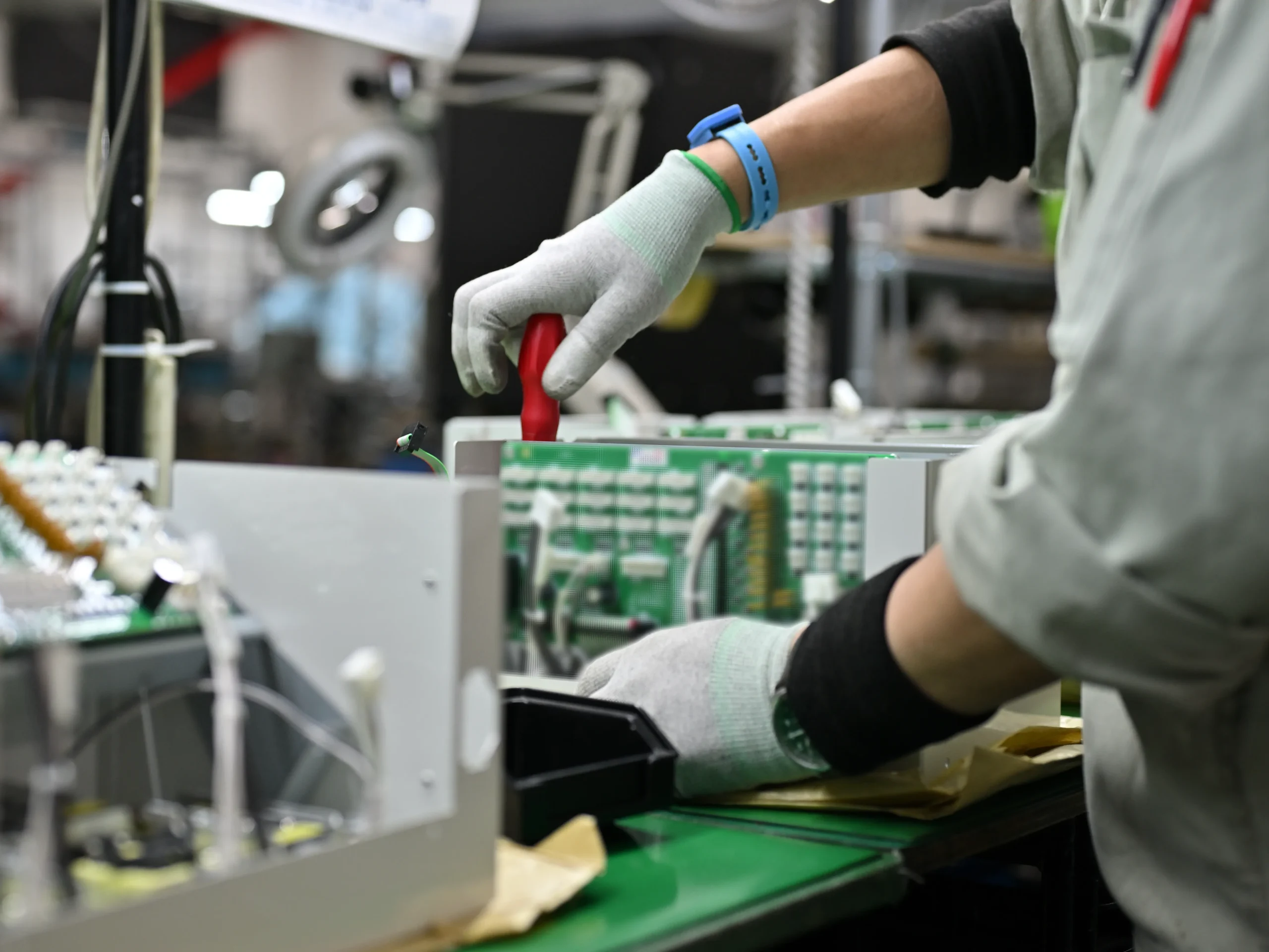 アドガワエレクトロニクスでプリント基板への部品実装を済ませた後、同工場で組み立て作業をする様子。
