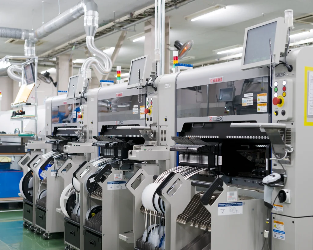 表面実装機（チップマウンター）で実装する工程