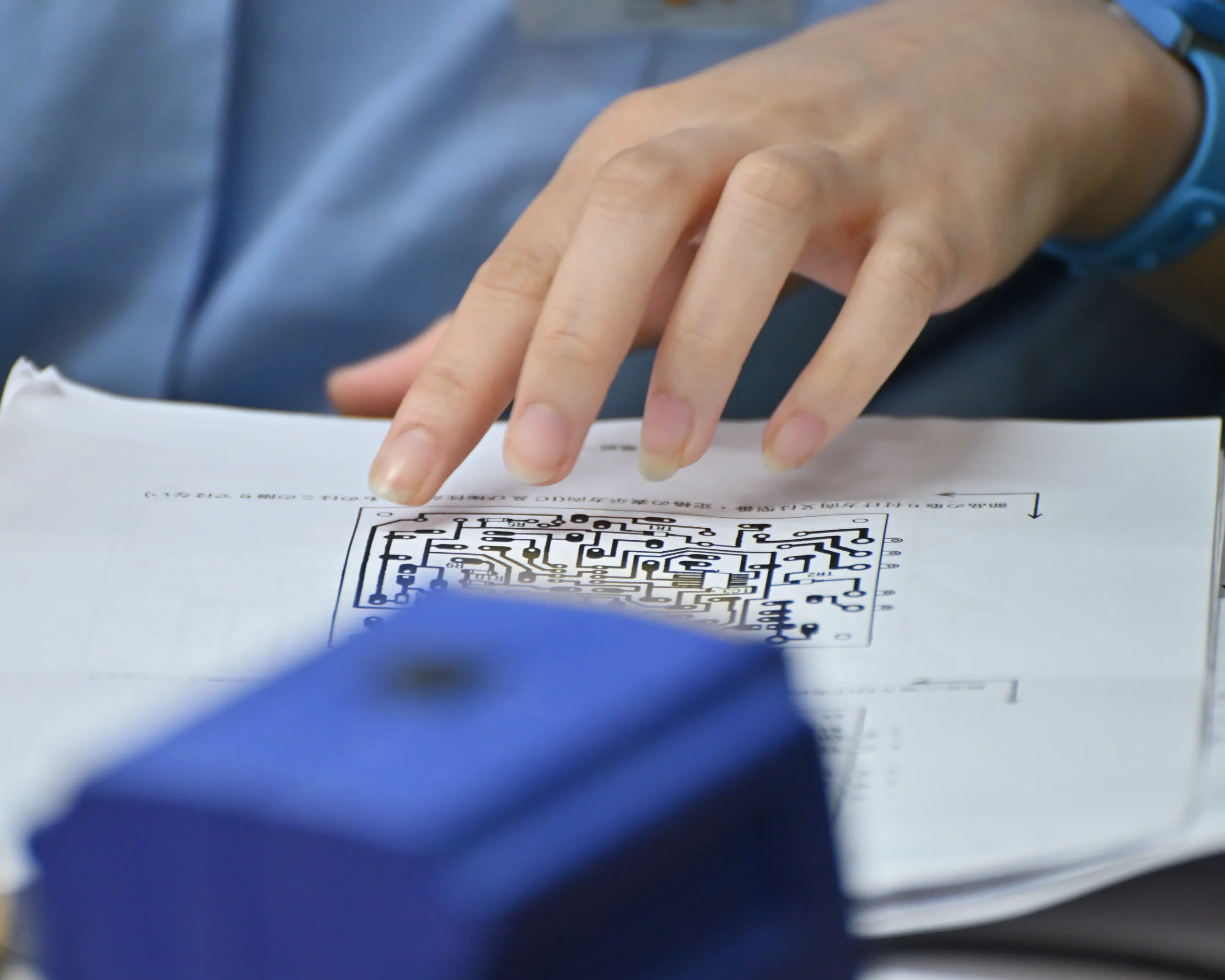 従業員が作業内容を記録している様子