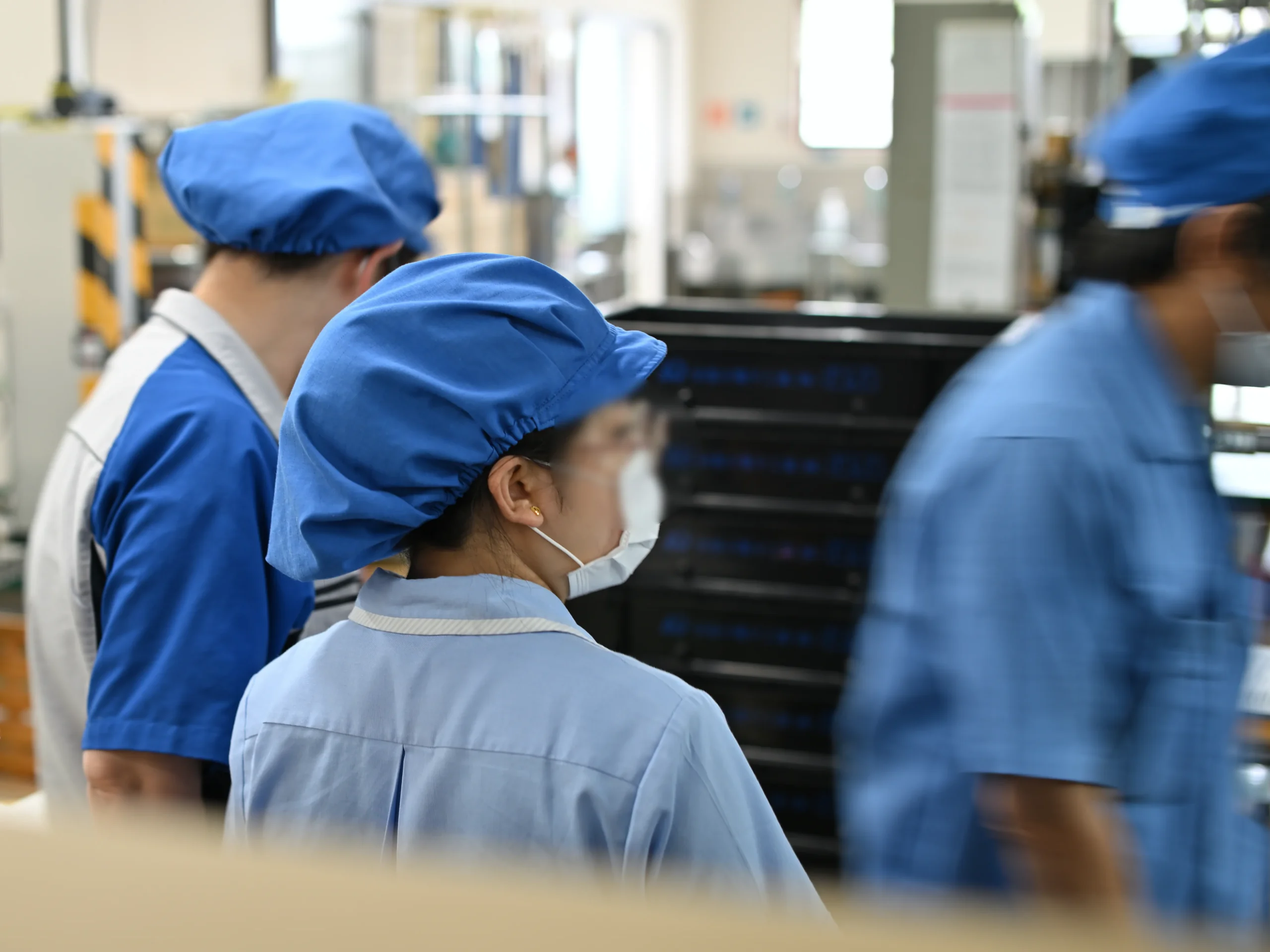 整理整頓が行き届いた工場の製造設備と作業環境