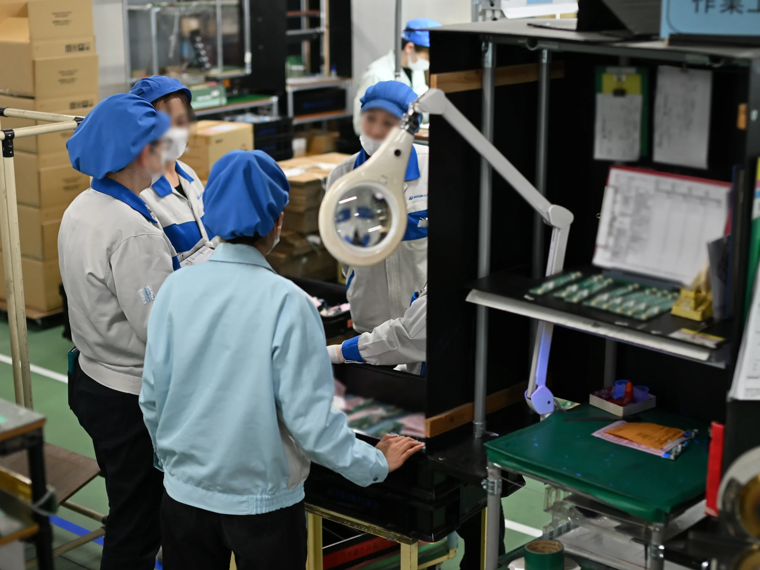 チャレンジデーで、部署の垣根を越えて協力し合うアドガワエレクトロニクスの従業員たち