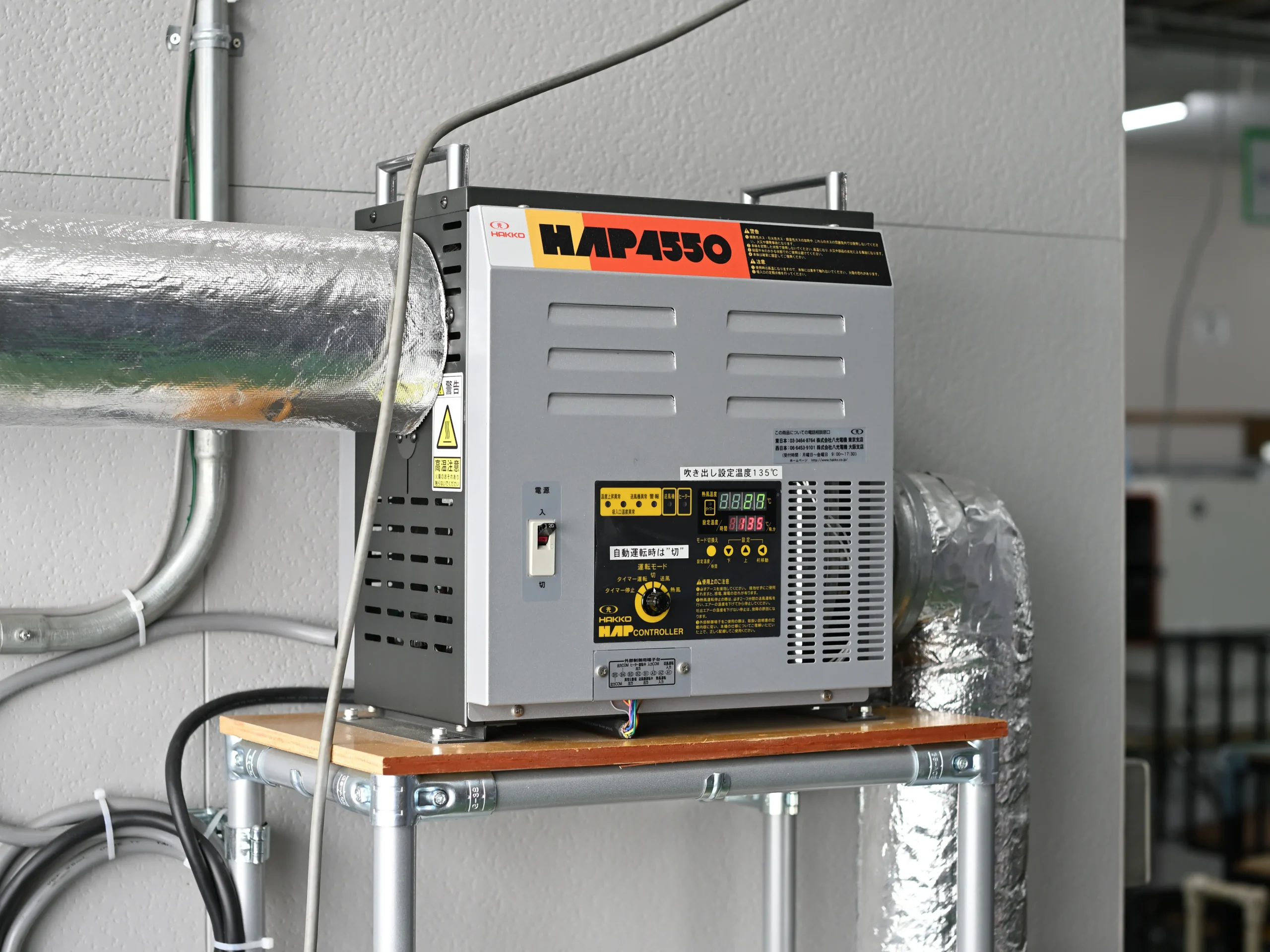 アドガワエレクトロニクス社内のエージング試験設備。高温環境を作る熱風発生機