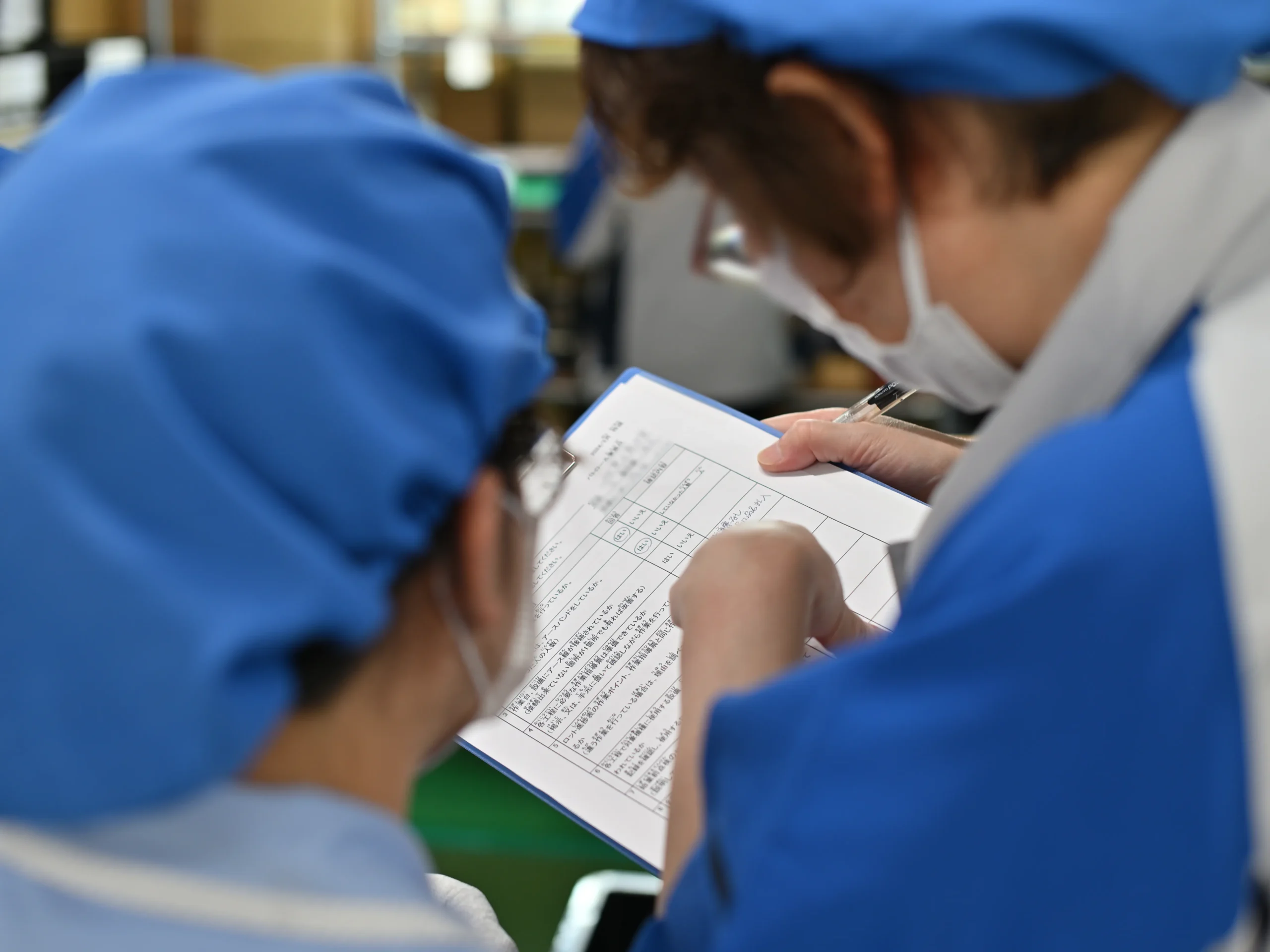 工場内での加工作業、または製品チェックを行う様子