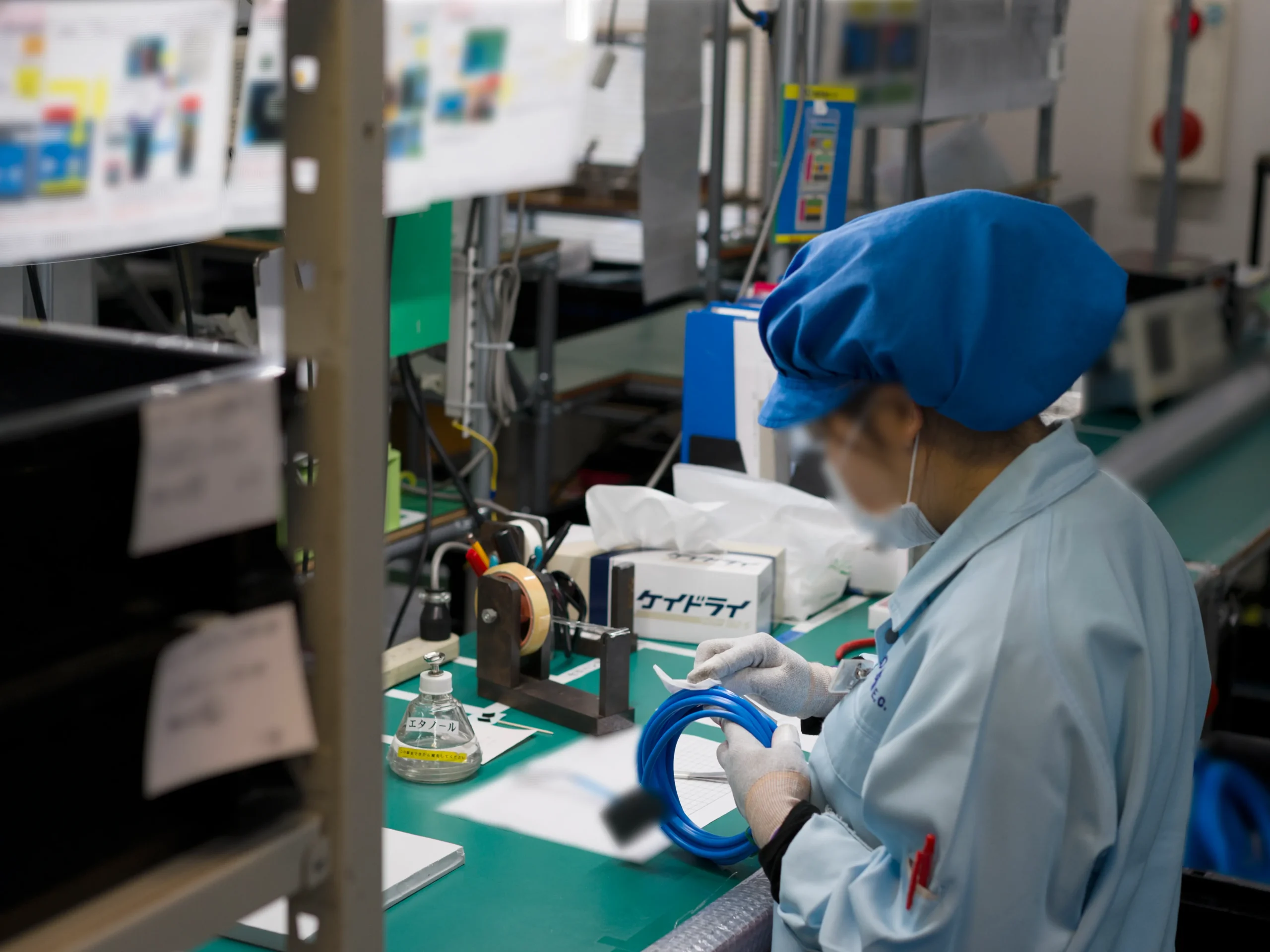 製造ラインで真剣に業務に取り組むアドガワエレクトロニクスの従業員