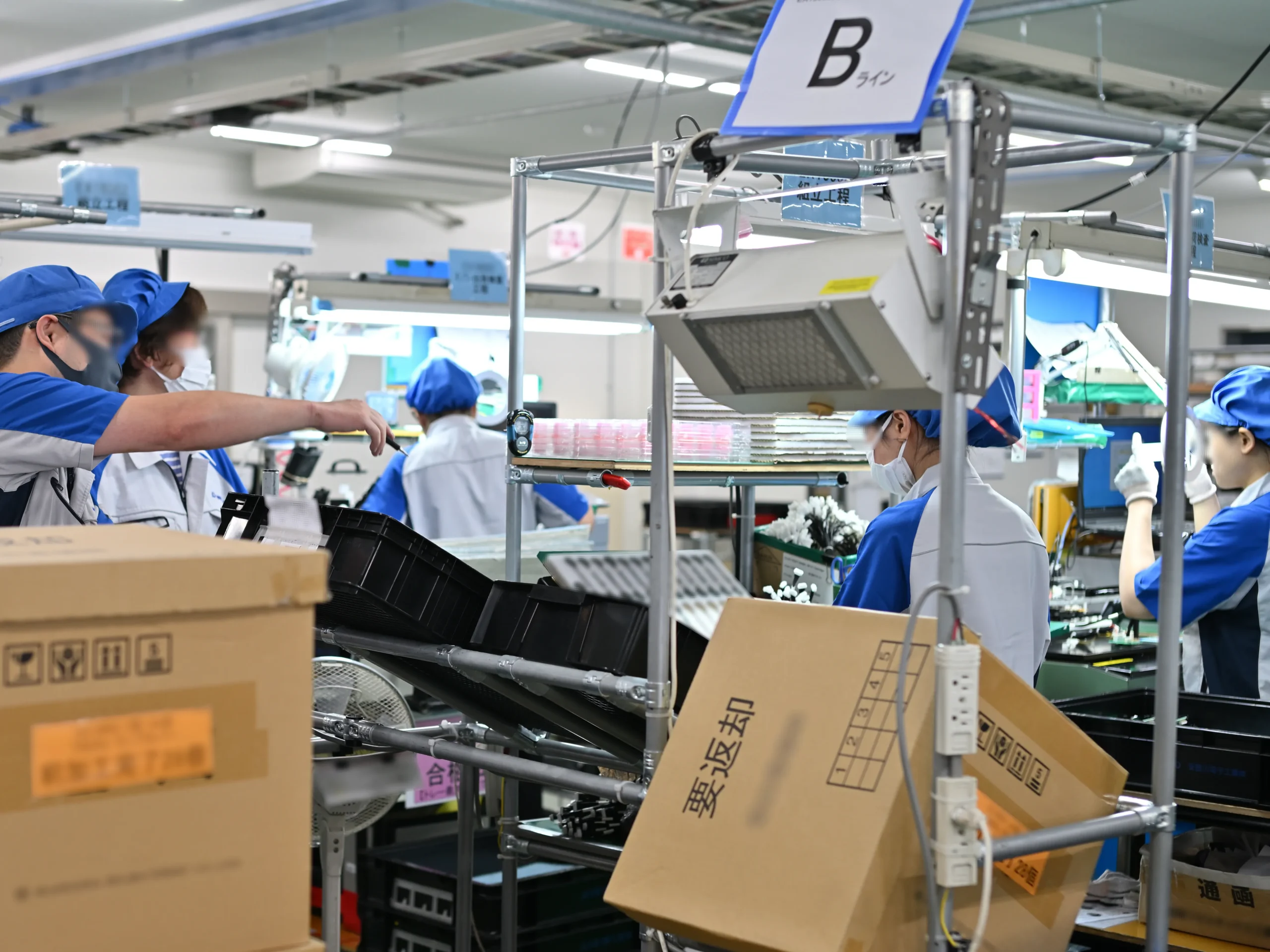 品質管理課による製造現場のQCパトロールとチェック作業の風景