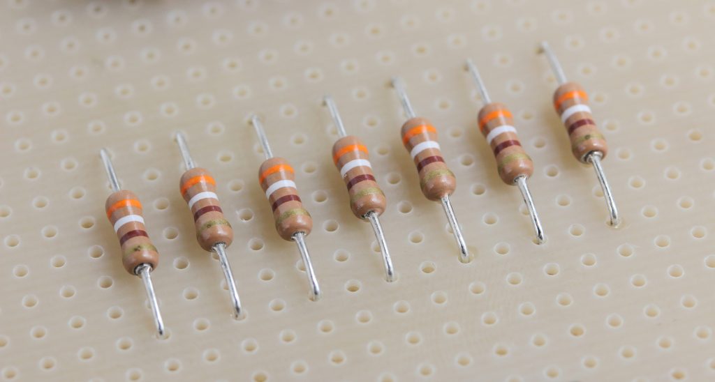 基板にスルーホール技術で実装される抵抗器