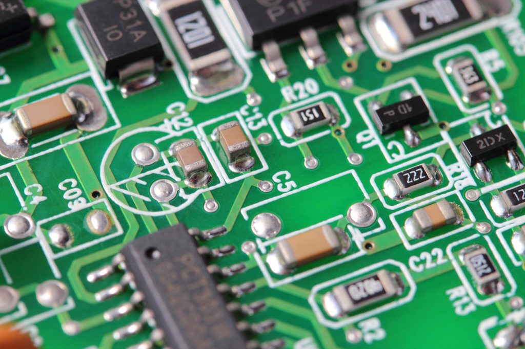 プリント基板の表面実装に用いられる抵抗器の種類とは？抵抗値やサイズの読み方について