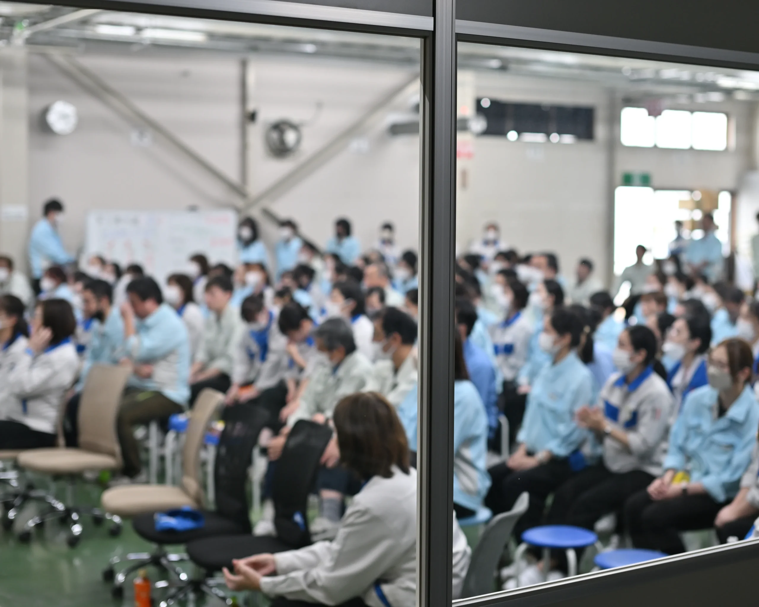 会議室で目的を共有し、チームで連携する従業員