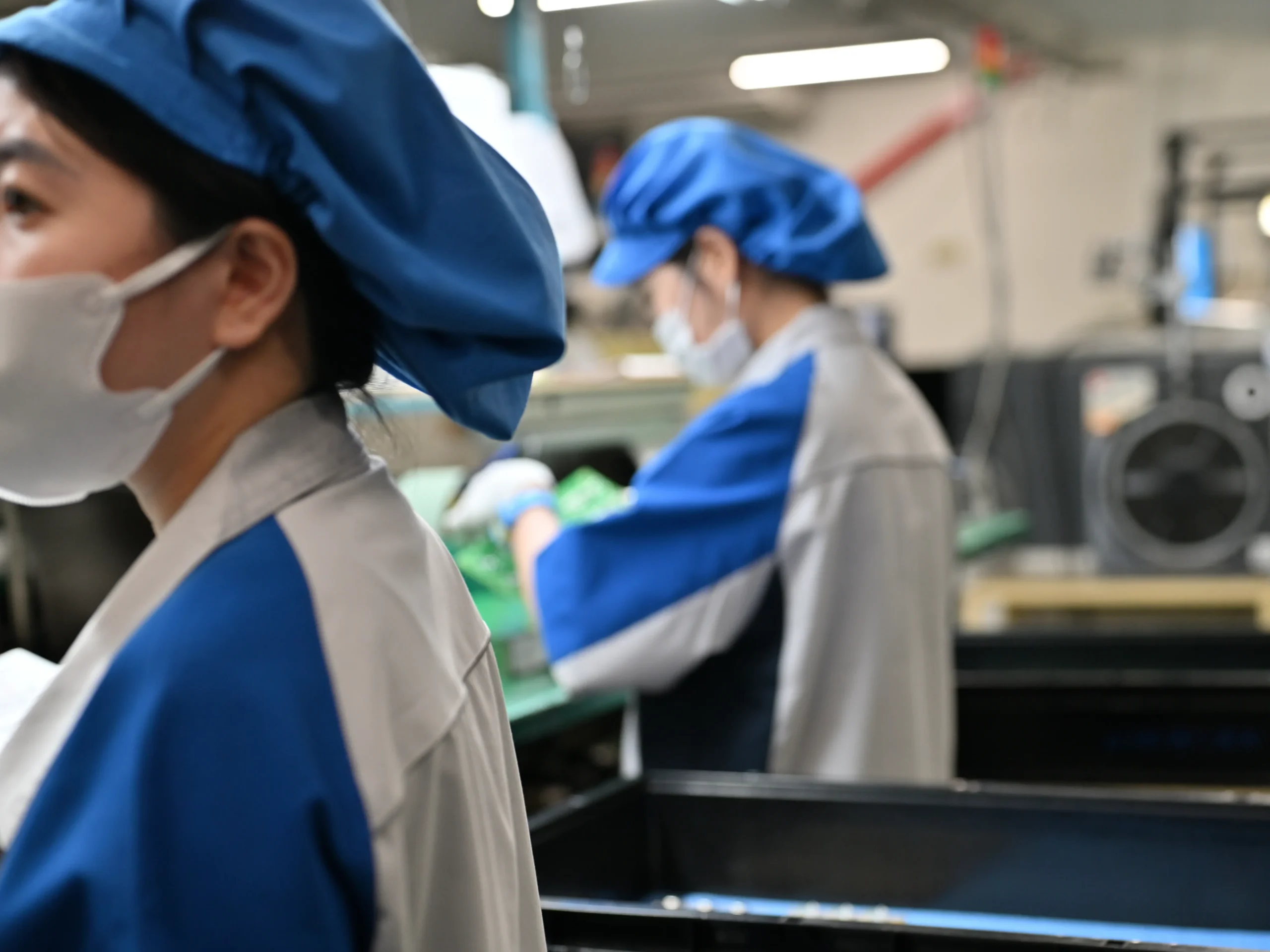 従業員が真剣な表情で製品のチェックを行う様子