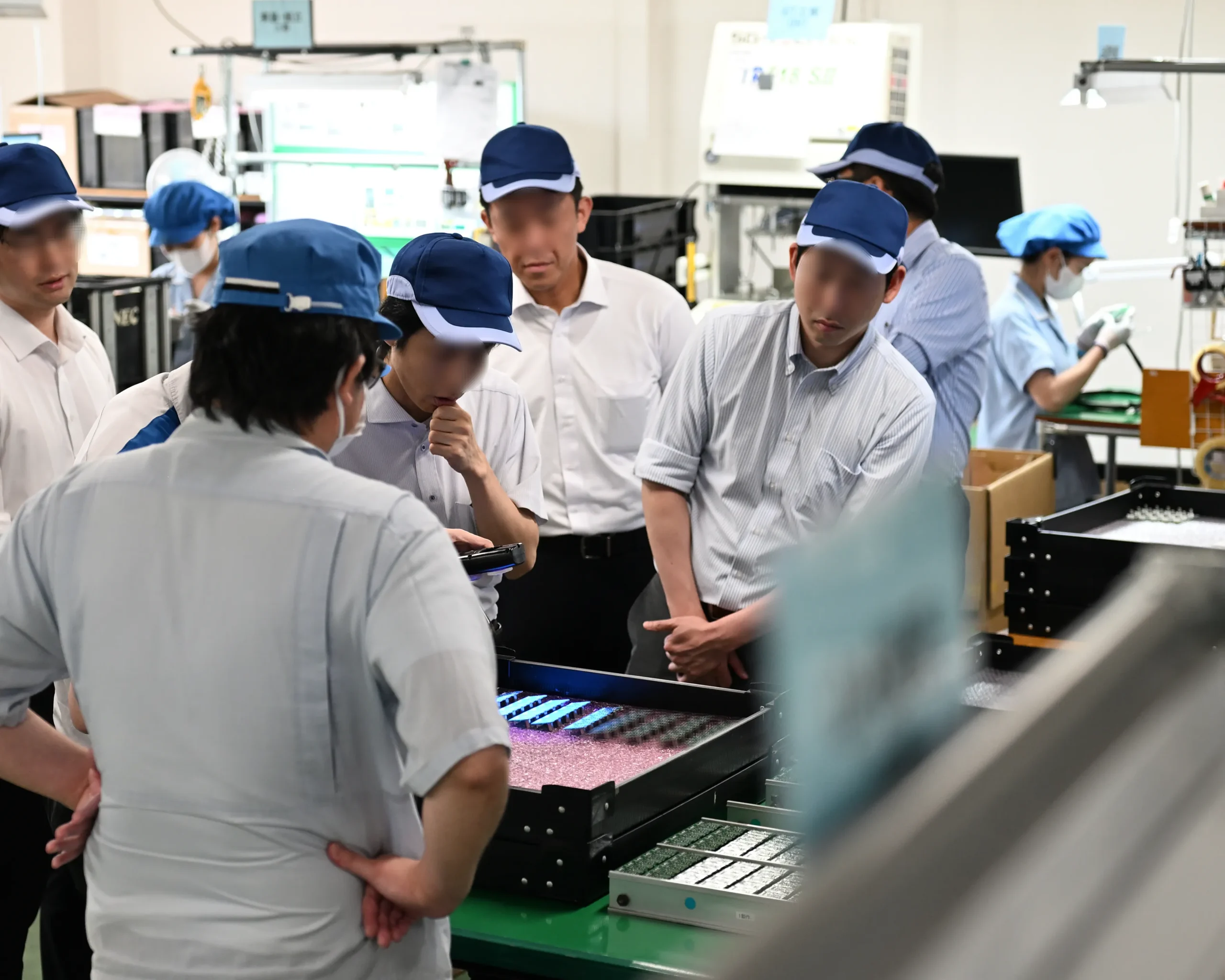 顧客（見込み顧客）と商談を行う営業担当者の様子