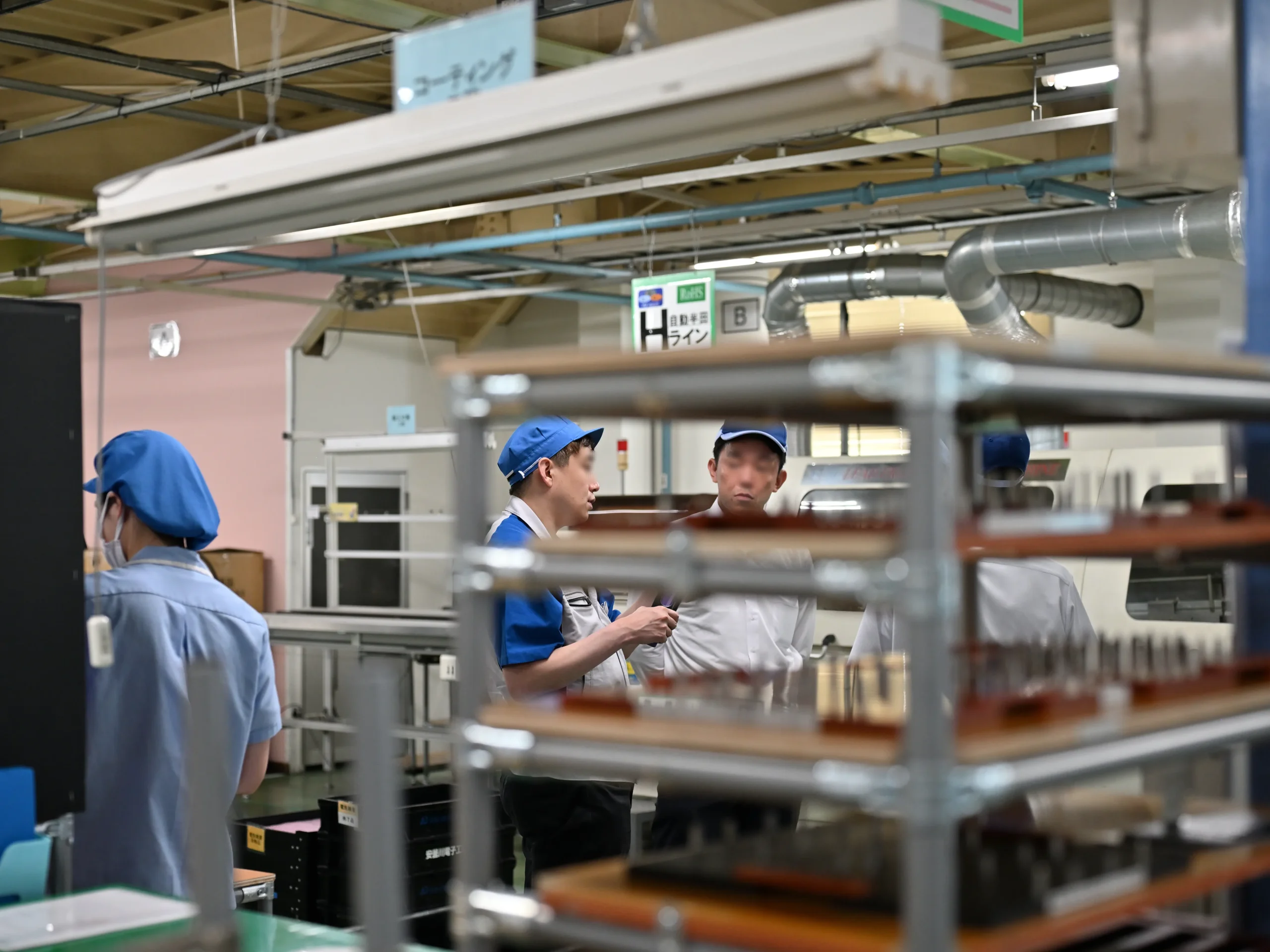 従業員が作業内容を記録している様子