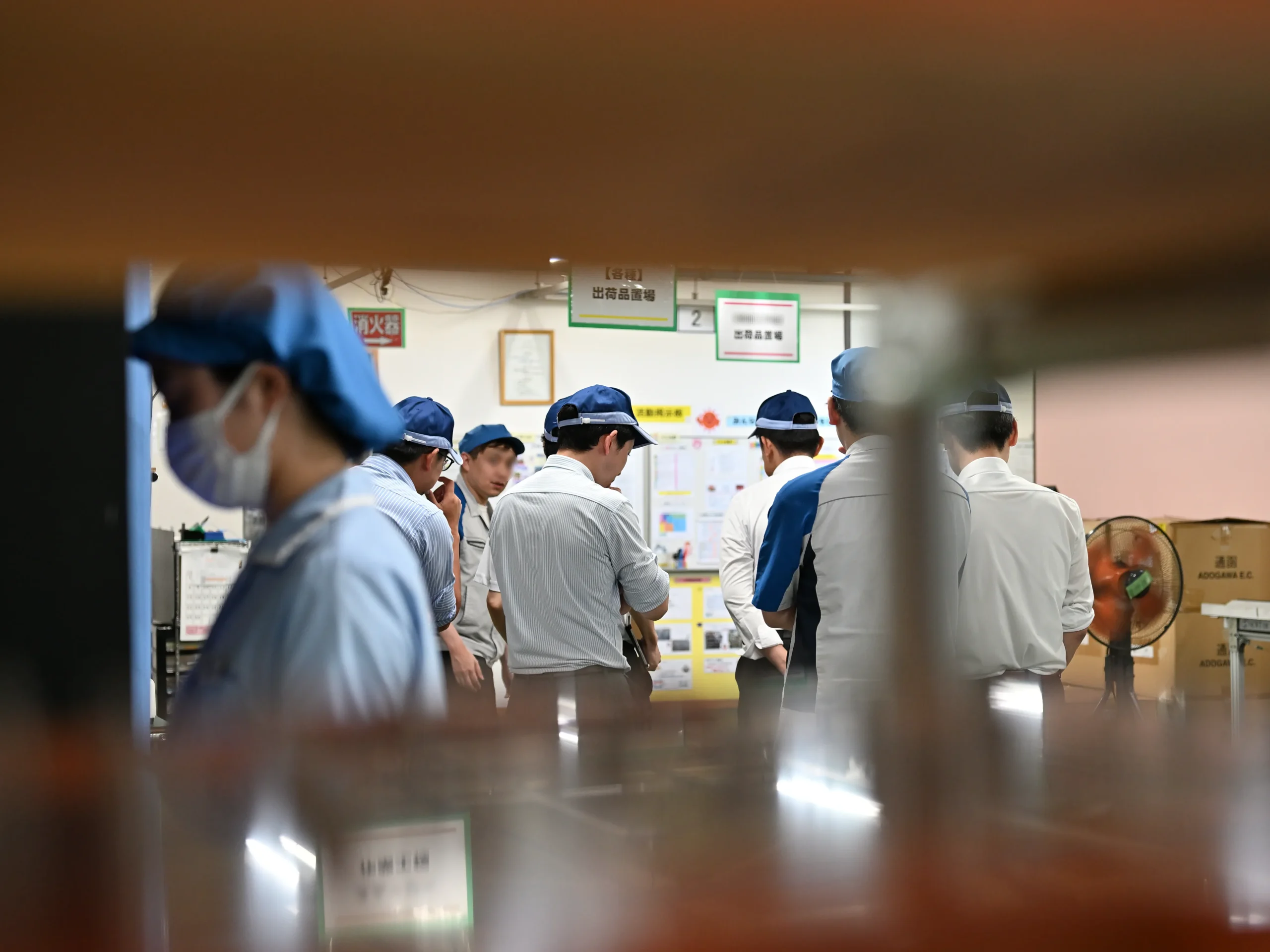 品質チェックリストを持ち、真剣に確認する従業員の様子