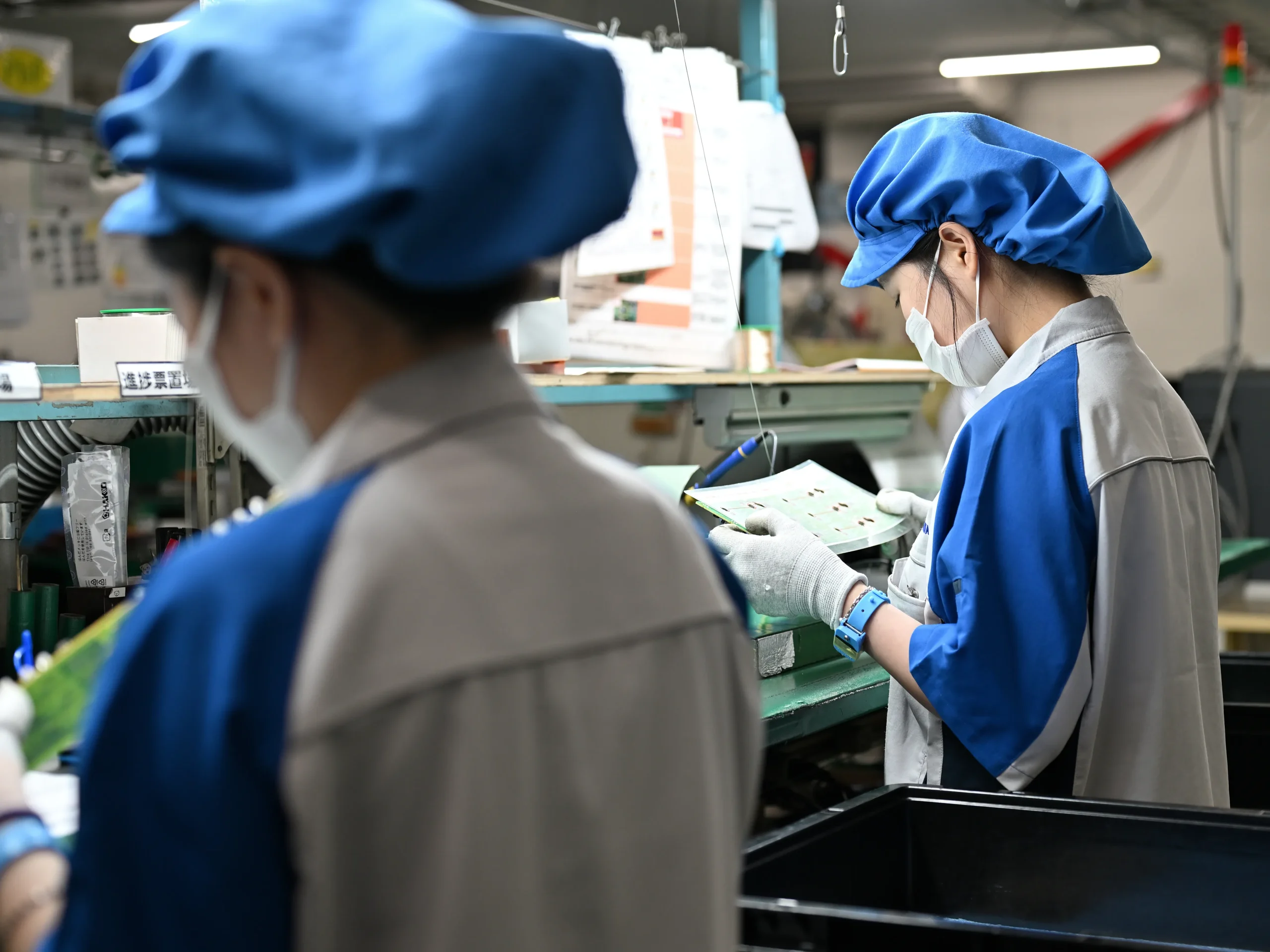 マニュアルを確認しながら業務手順を共有・指導する様子