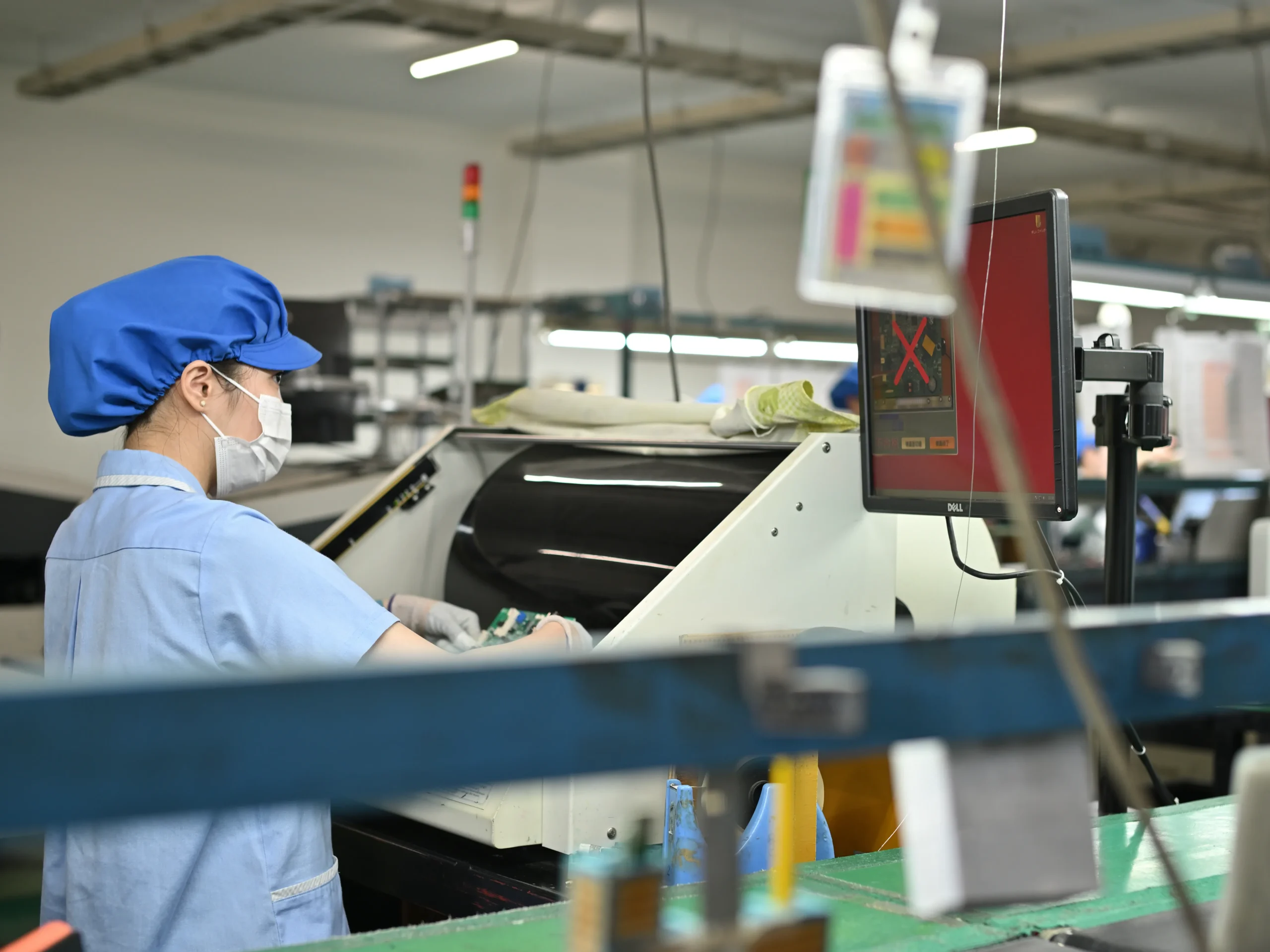 工場内で従業員が真剣に作業している様子