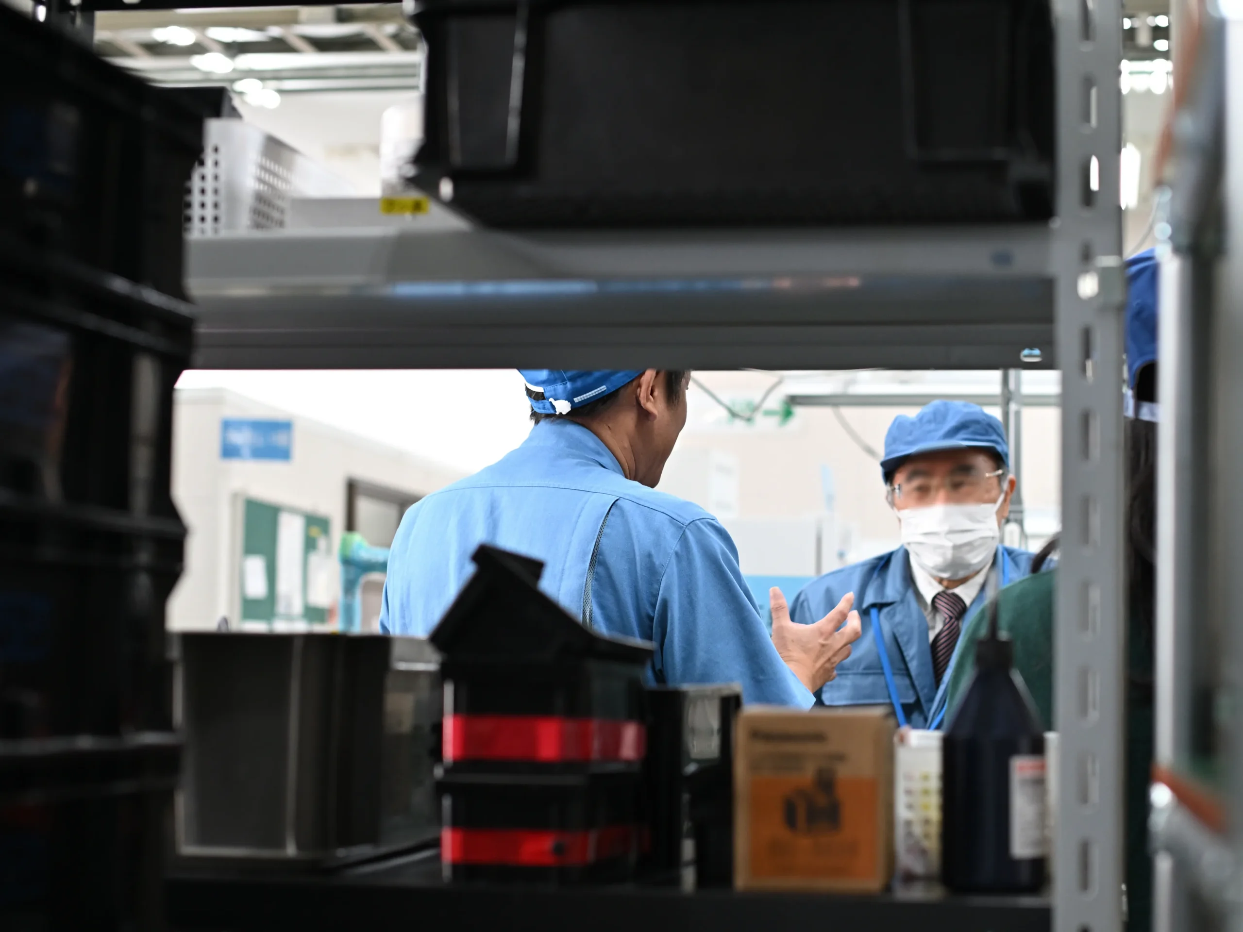 製造現場と事務所を行き来する製造業の従業員。フリーアドレス導入により事務所スペースの有効活用が可能に。