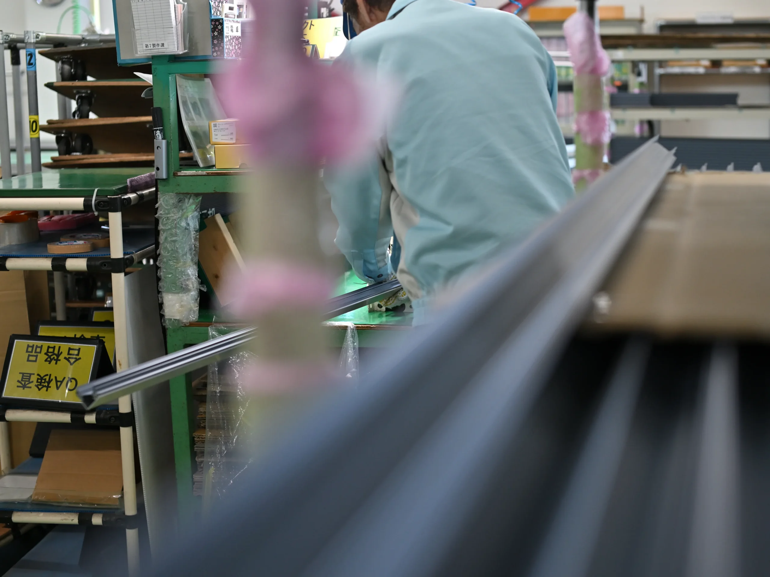 内部監査の対象となる製造現場。従業員が働く現状を捉え、理想の状態とのギャップである問題点を探る様子をイメージした写真