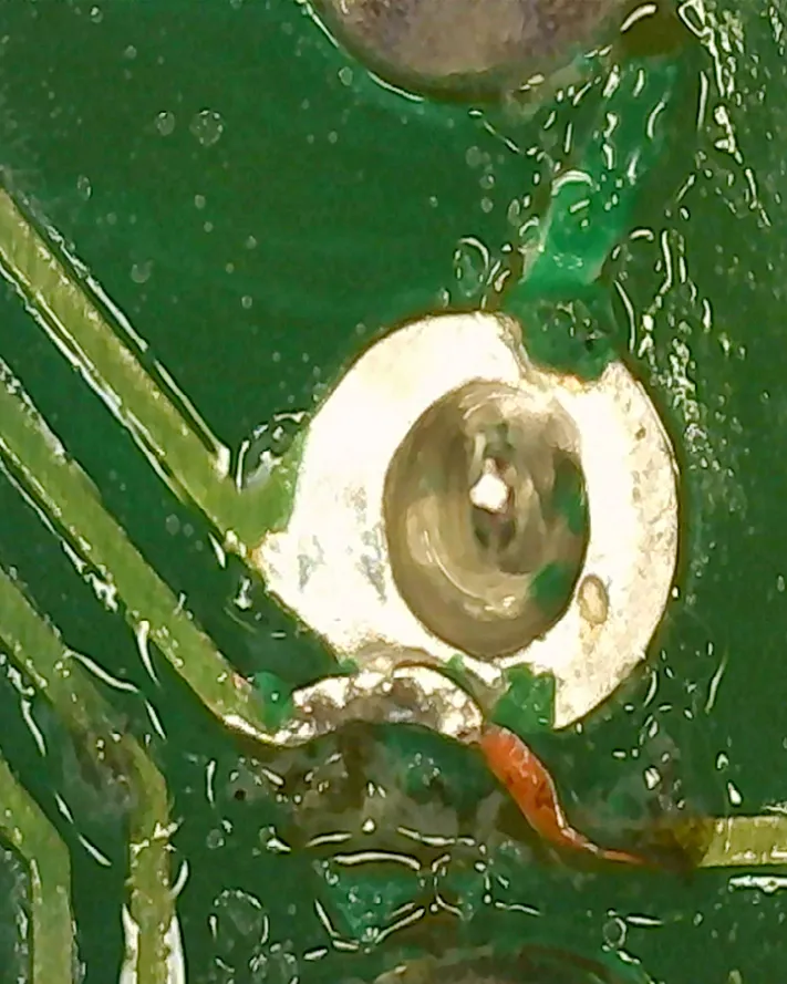 デジタル顕微鏡でプリント基板の不具合を観察。はんだ付けや回路の短絡（ショート）を確認。