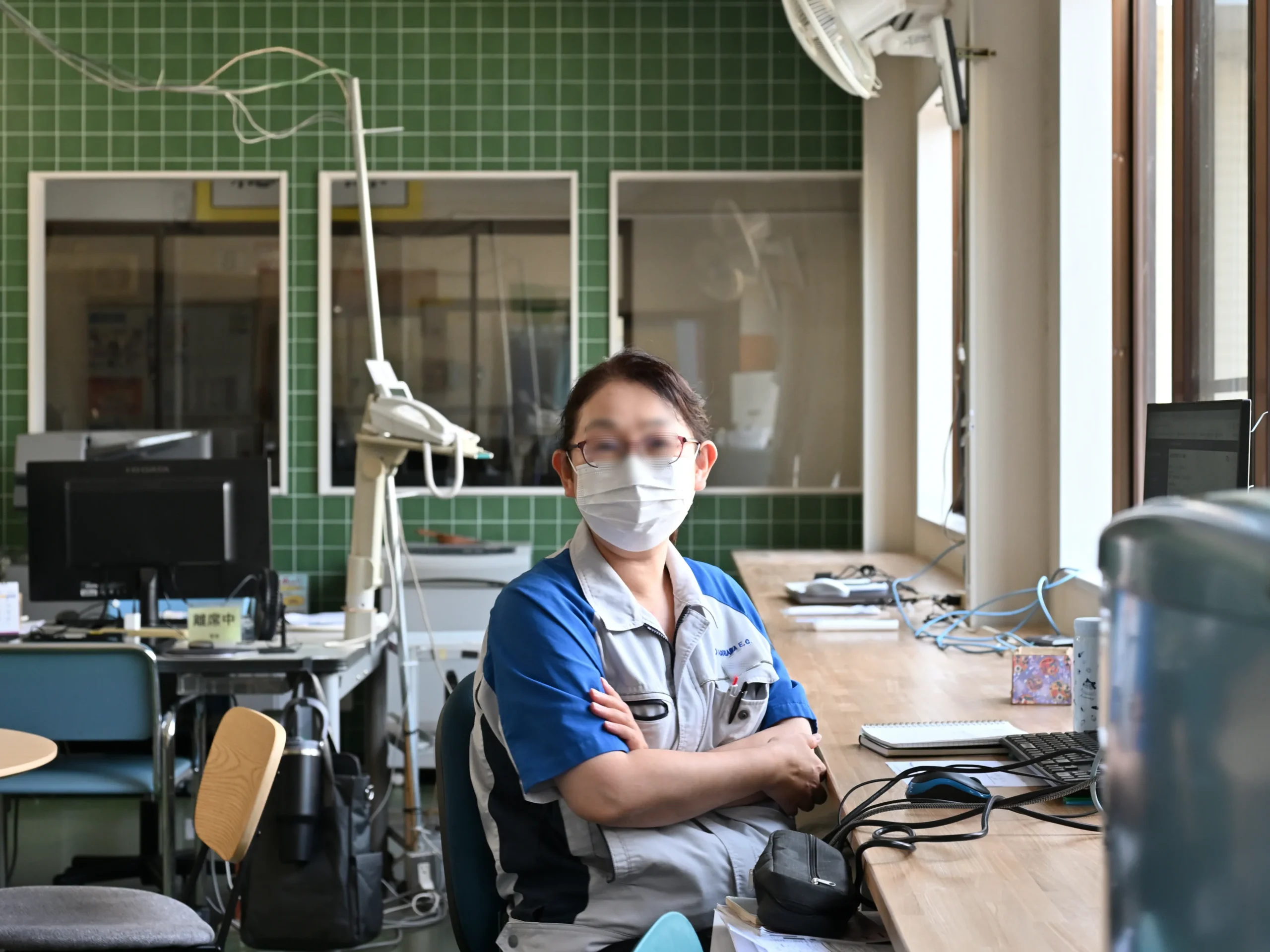 事務所の改装工事を経てフリーアドレス化を推進しています。打ち合わせ用のテーブルを搬入したり配線を整えたりと、改装工事の途中ですが、さっそく窓際で仕事に集中する従業員がいます。