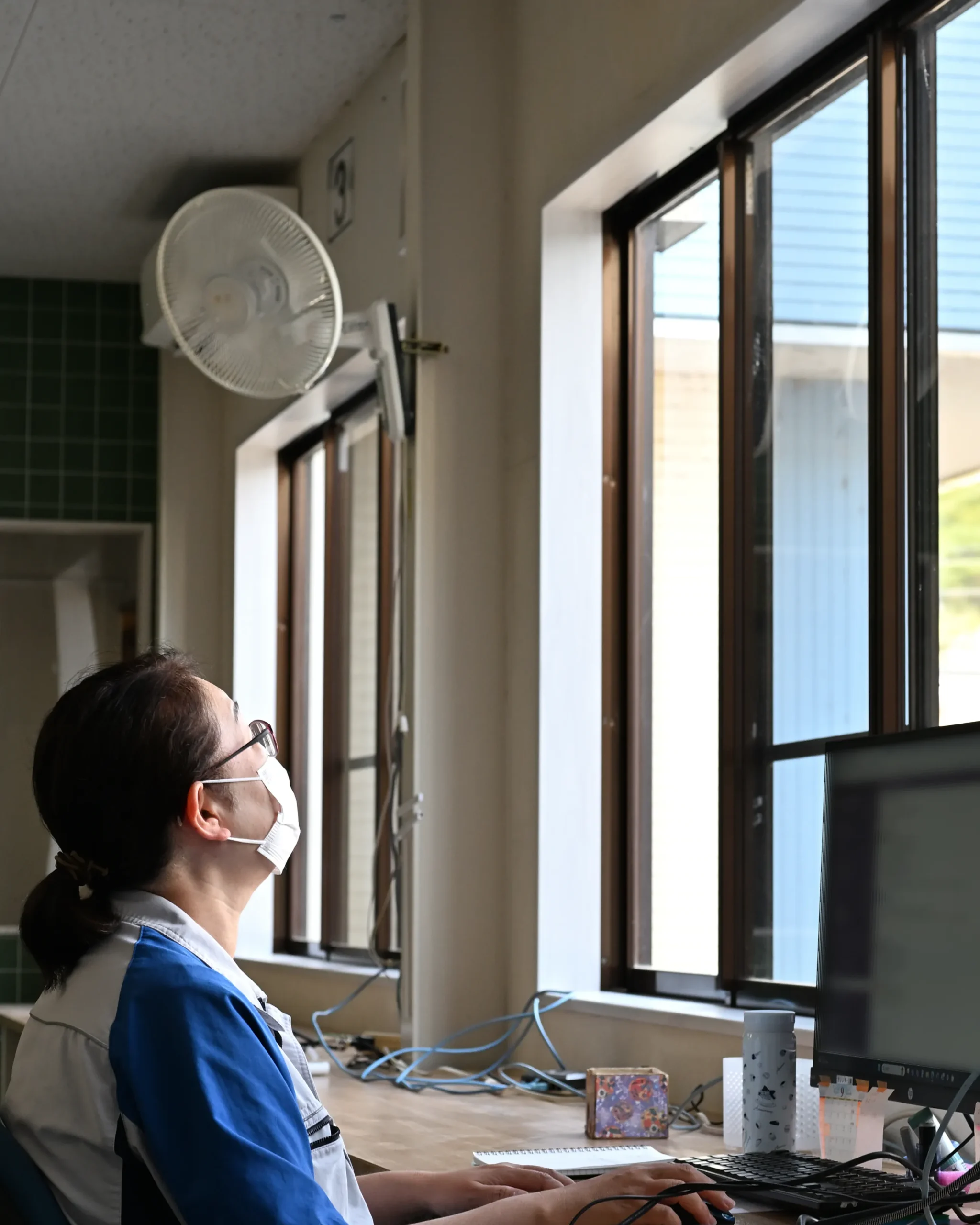 オフィスの改装工事を経てフリーアドレスを推進している。窓際のテーブルには、秋風の爽やかな響きを受けて仕事に集中する従業員が見える。